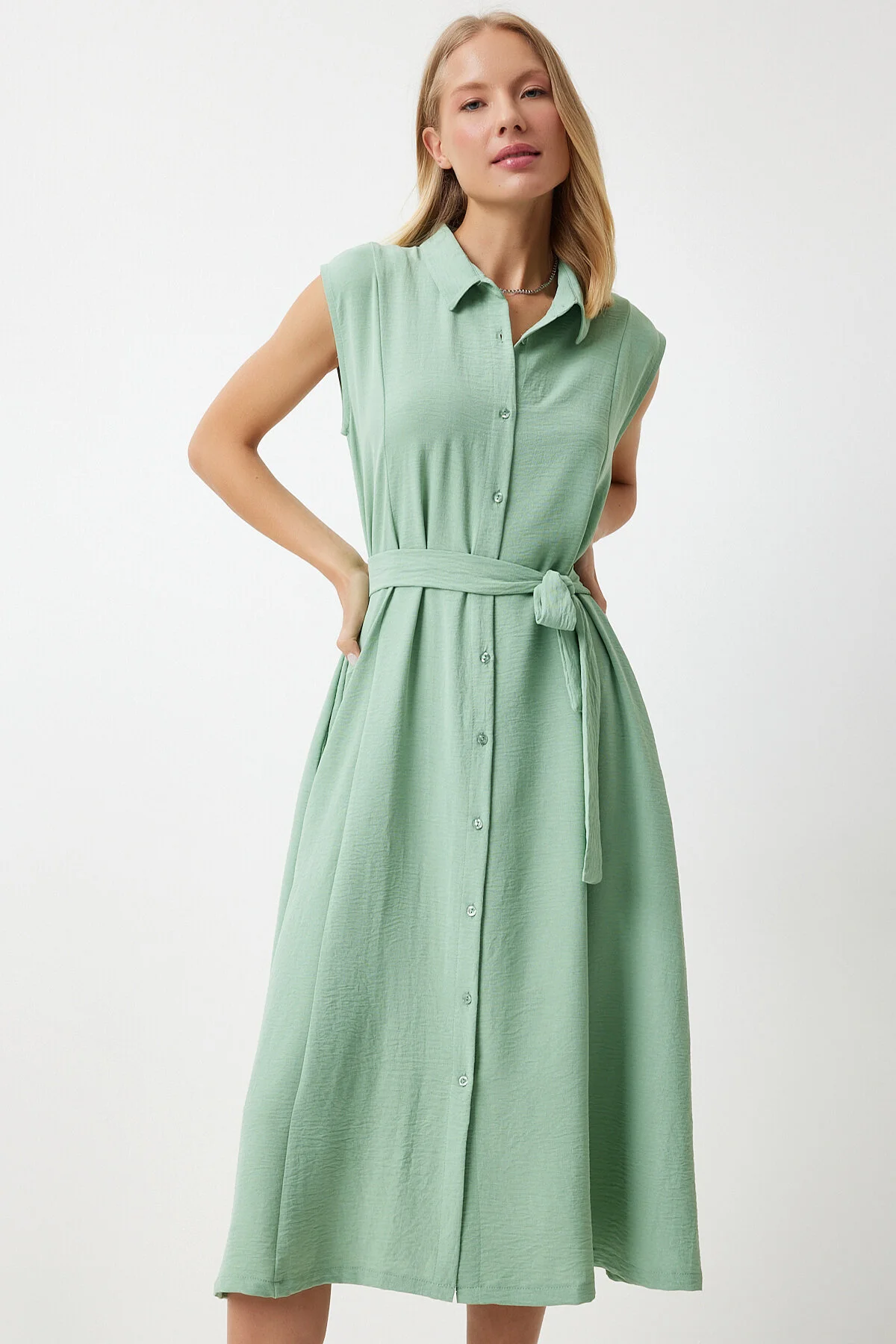 Happiness İstanbul  Grünes Sommer-Hemdkleid aus Leinen-Viskose mit Gürtel für Damen DD00927