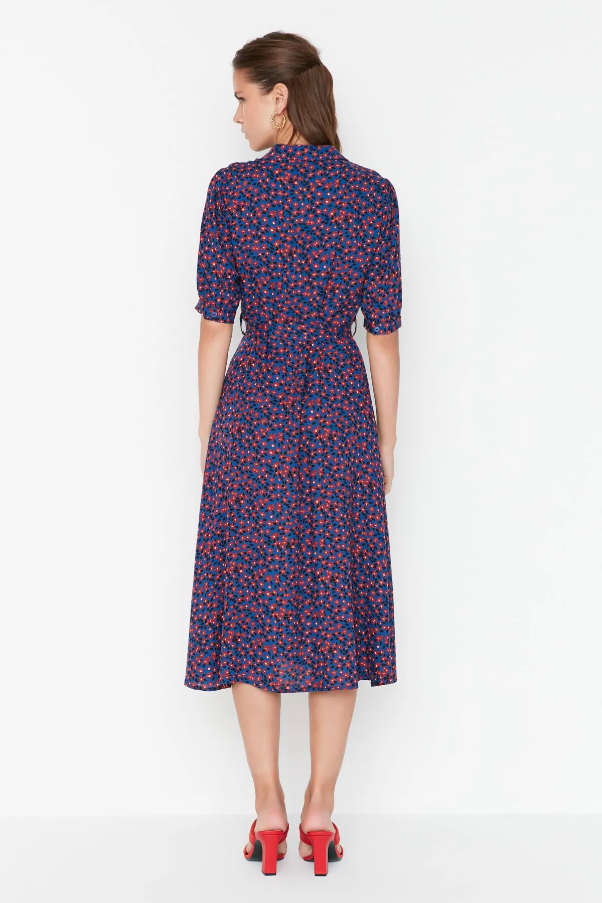 Trendyol Collection  Indigofarbenes, gewebtes Midi-Hemdkleid aus Viskose mit Blumenmuster und Gürtel TWOSS20EL1559
