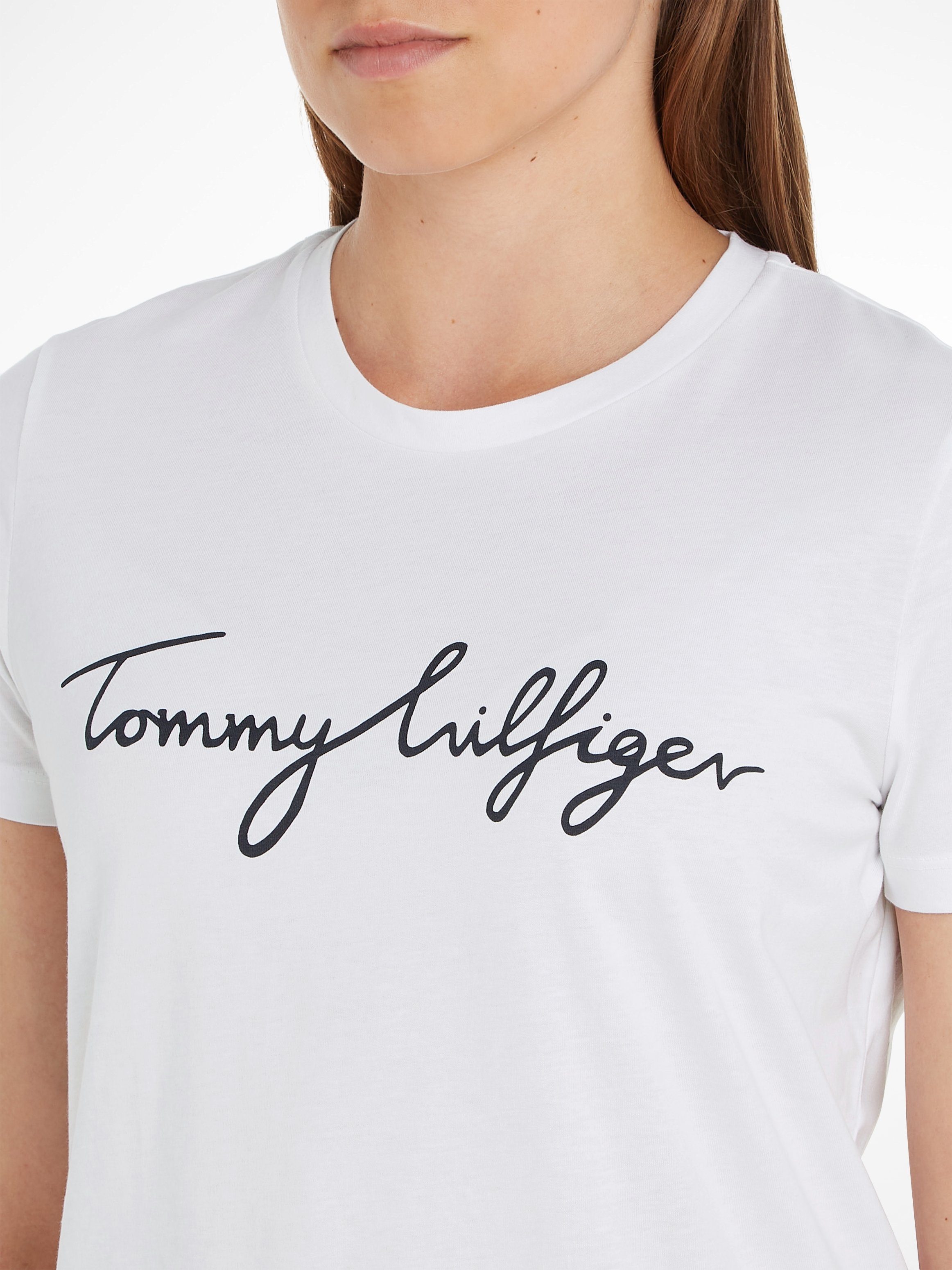 Tommy Hilfiger T-Shirt HERITAGE CREW NECK GRAPHIC TEE mit Tommy Hilfiger Script Logo-Schriftzug & Logo-Flag am Saum