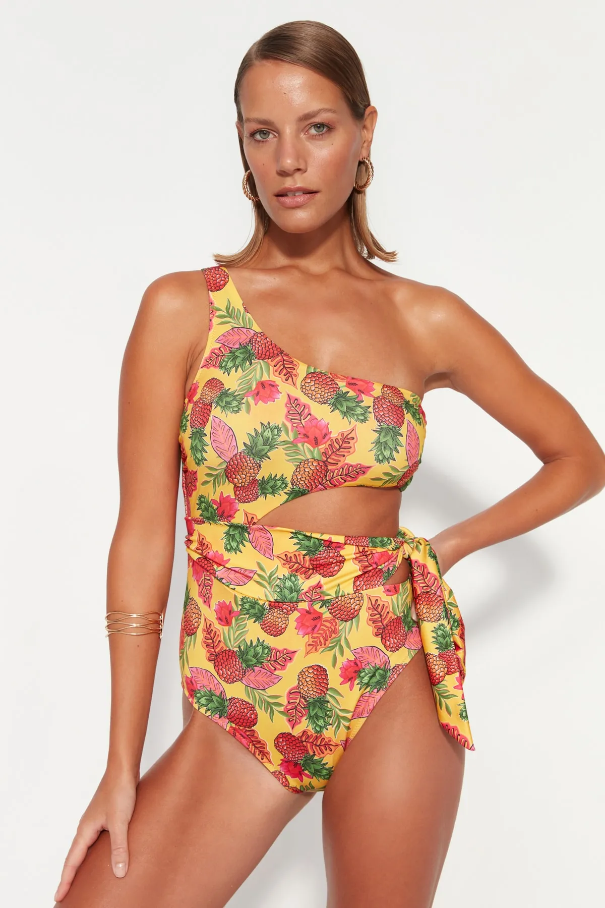 Trendyol Collection  Badeanzug mit normalem Bein und einschultrigem Cut-Out/Fenster und Fruchtmuster TBESS22MA0197