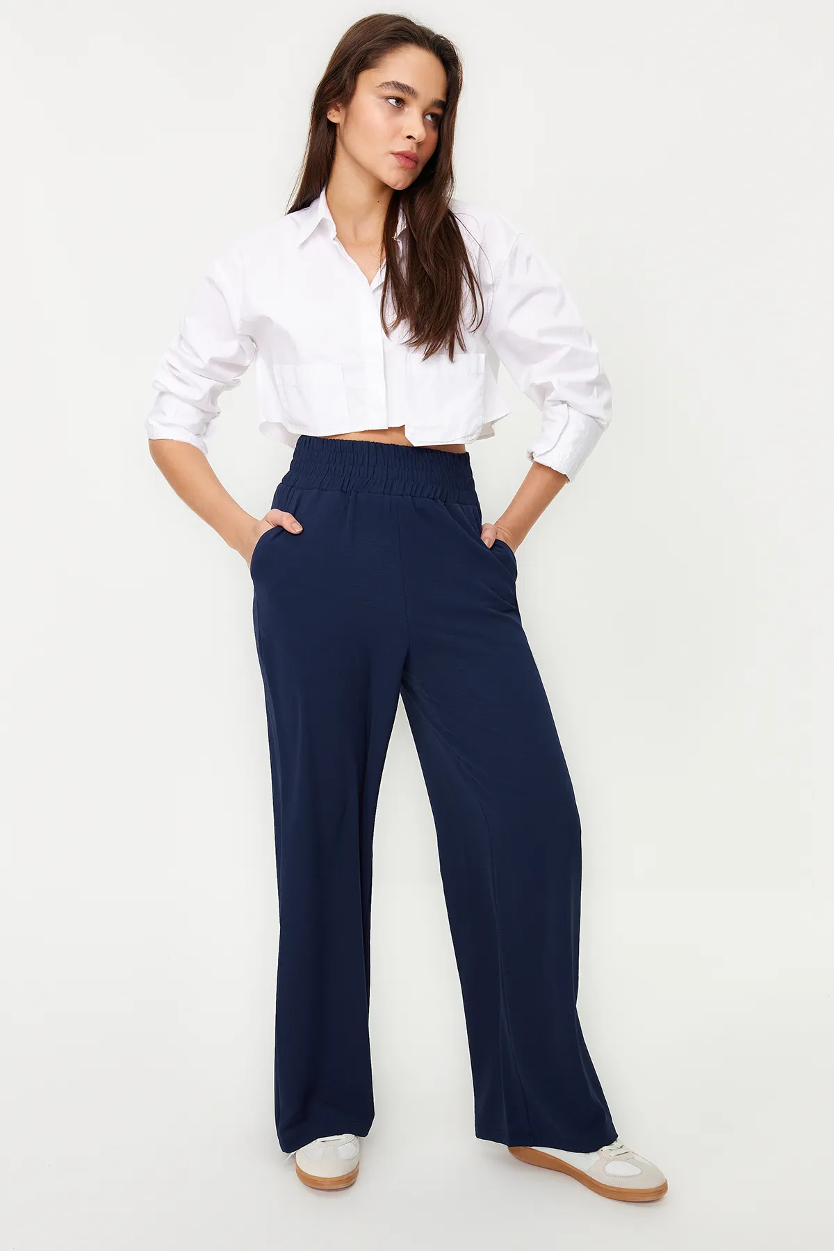 Trendyol Collection  Marineblaue, elastische Webhose mit weitem Bein / breiter Knöcheltaille TWOSS22PL00024