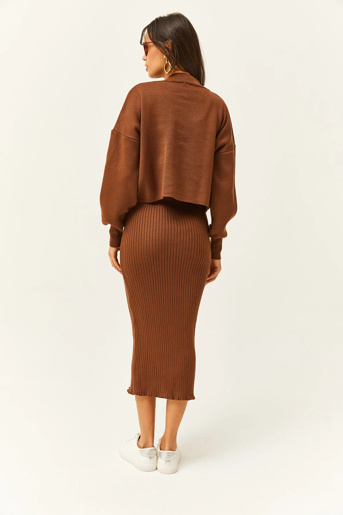 Olalook  Damen-Strickanzug in Bitterbraun mit Oberteil, bauchfreiem Pullover, Trägerkleid unten, TKM-19000176
