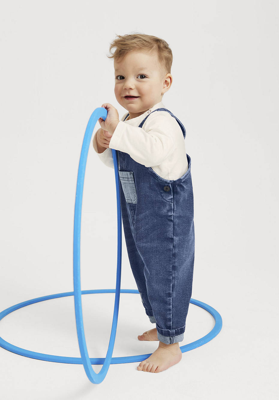 Jeans-Latzhose BetterRecycling aus Bio-Baumwolle