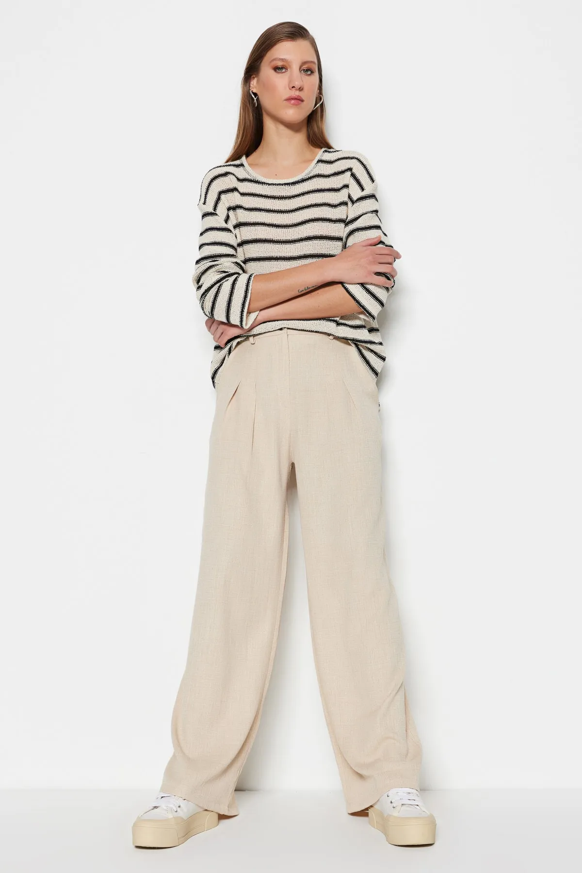 Trendyol Collection  Ecrufarbene, gewebte Hose in Leinenoptik mit weitem Bein TWOSS23PL00269