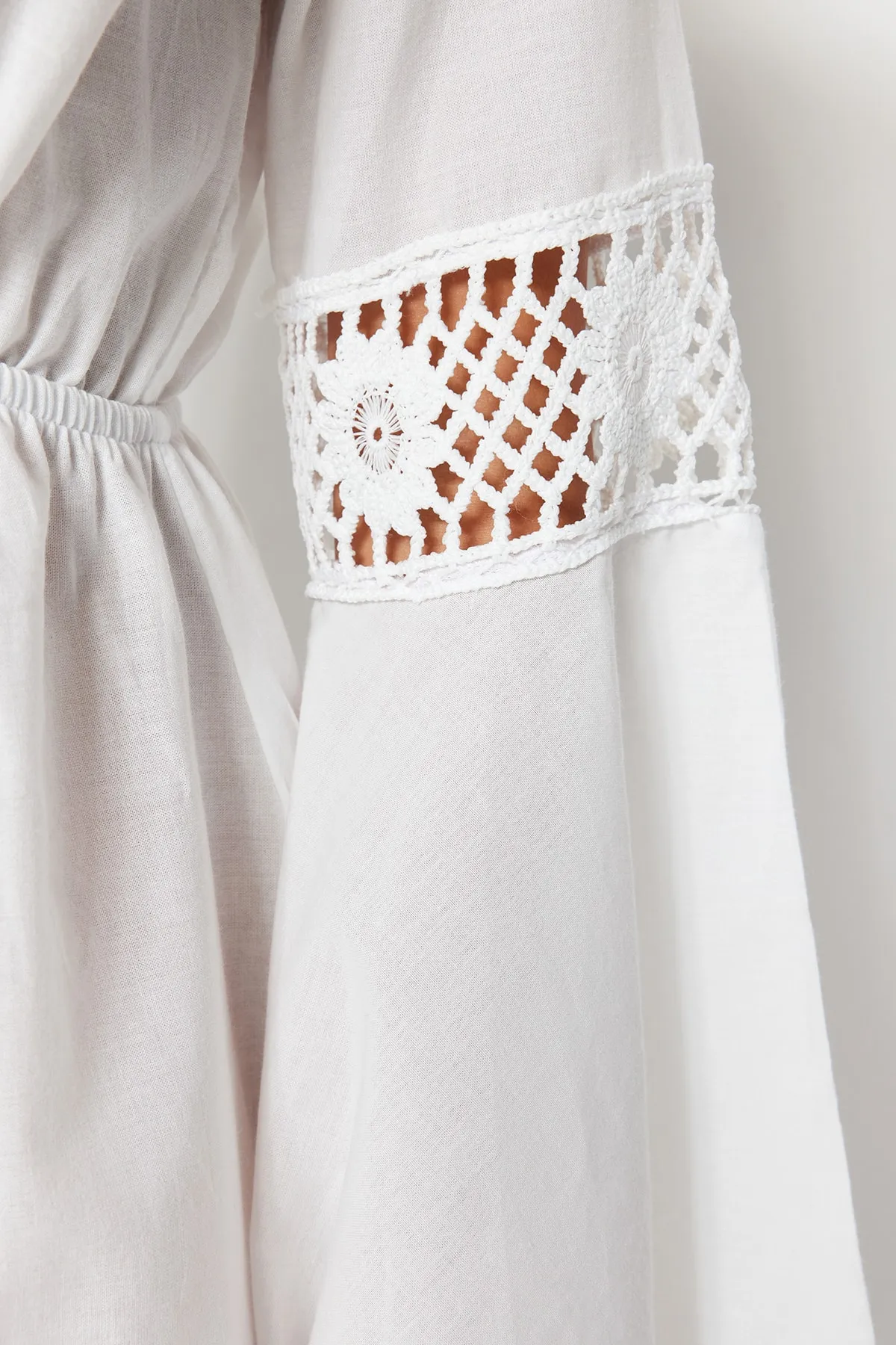 Trendyol Collection  Weißes Mini-Strandkleid aus gewebter Spitze aus 100 % Baumwolle TBESS23EL00034