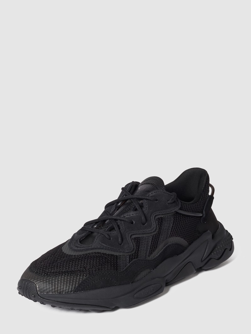 Sneaker mit Label-Details in schwarz