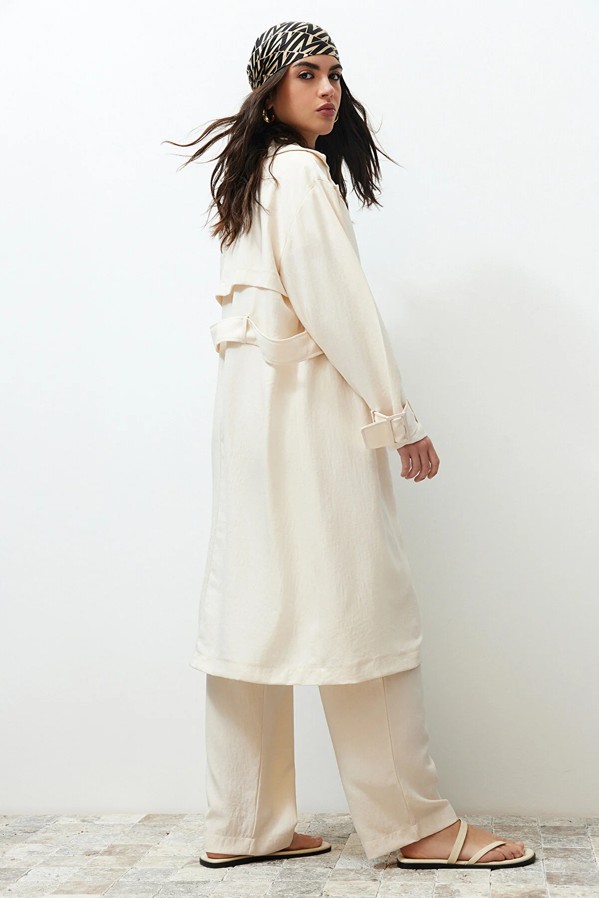 Trendyol Modest  Set aus Kimono-Hose mit gewebtem Unterteil und Oberteil im Stone Trench-Stil TCTSS24US00024