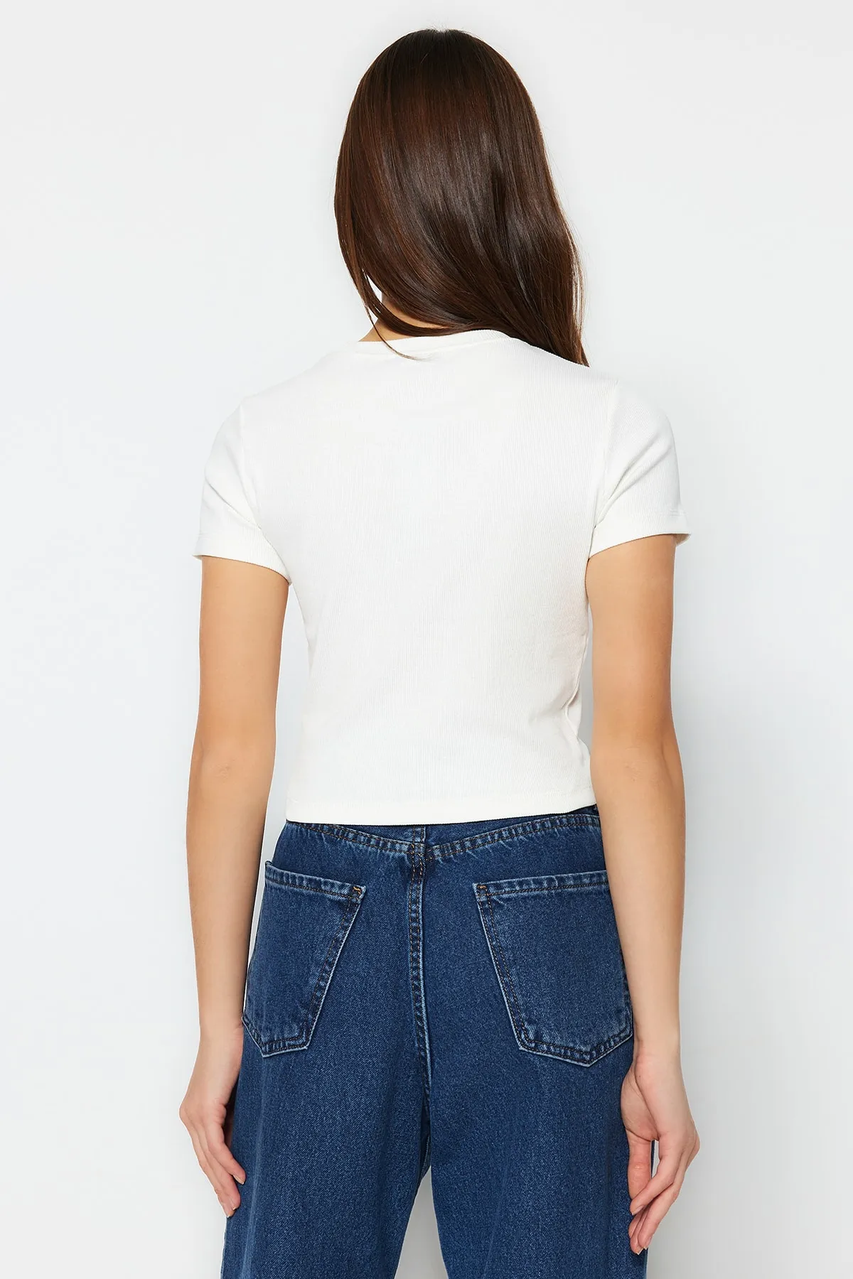 Trendyol Collection  Weiße, gerippte, dehnbare Strickbluse mit Rundhalsausschnitt und detaillierter Paspelierung TWOAW21BZ0638