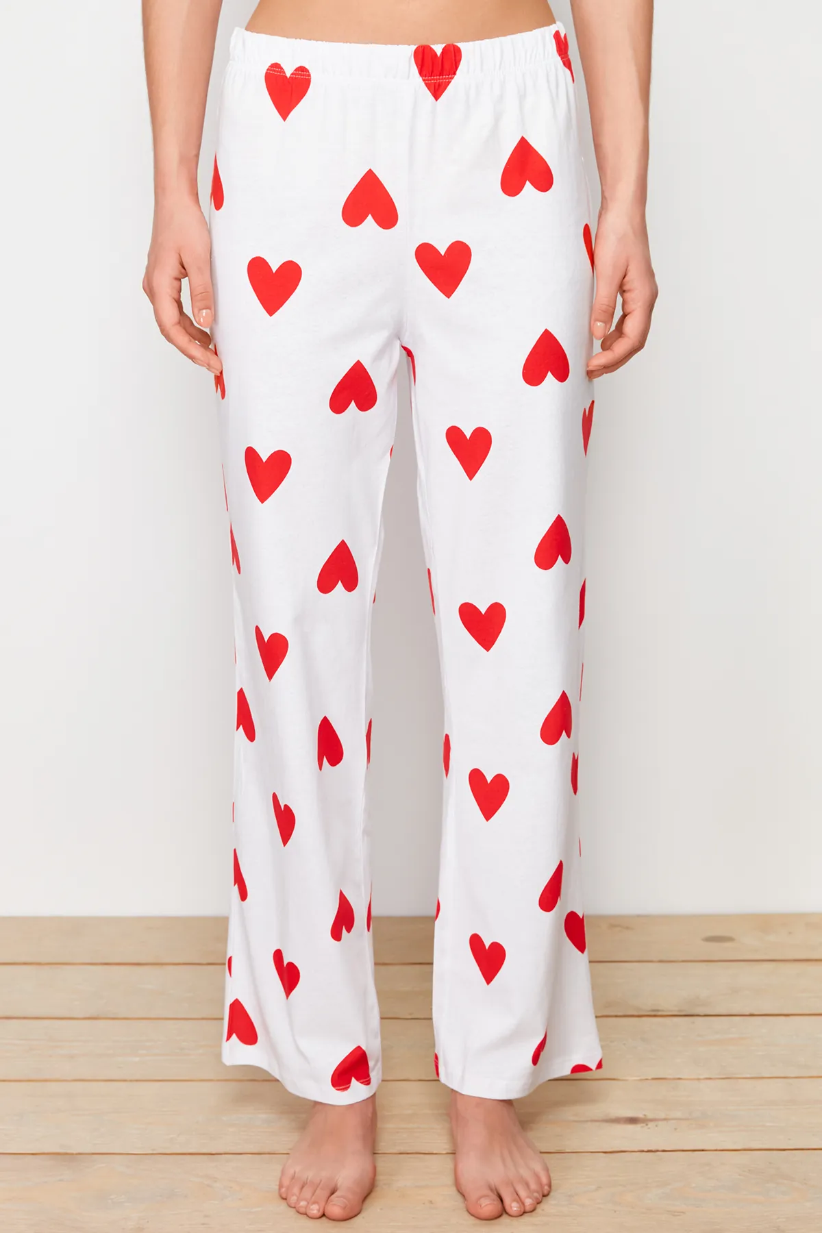 Trendyol Collection  Weißes Pyjama-Set aus 100 % Baumwolle mit Herzmuster THMSS24PT00337