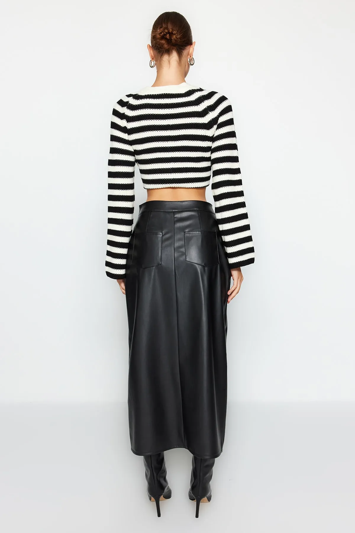 Trendyol Collection  Schwarzer Schlitz Kunstleder High Waist Maxi Strickrock TWOAW24ET00198