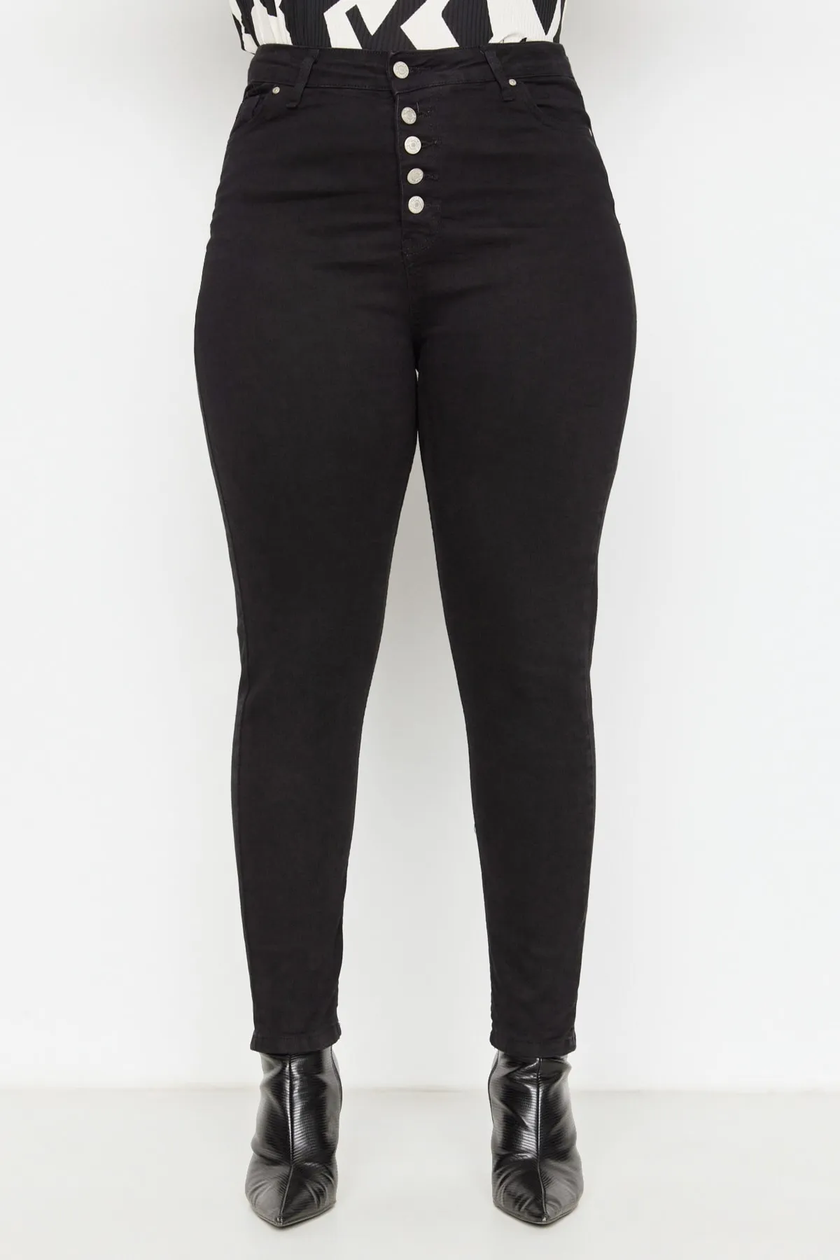 Trendyol Curve  Schwarze Skinny-Jeans mit hoher Taille und Knopfleiste vorne TBSSS22JE0373