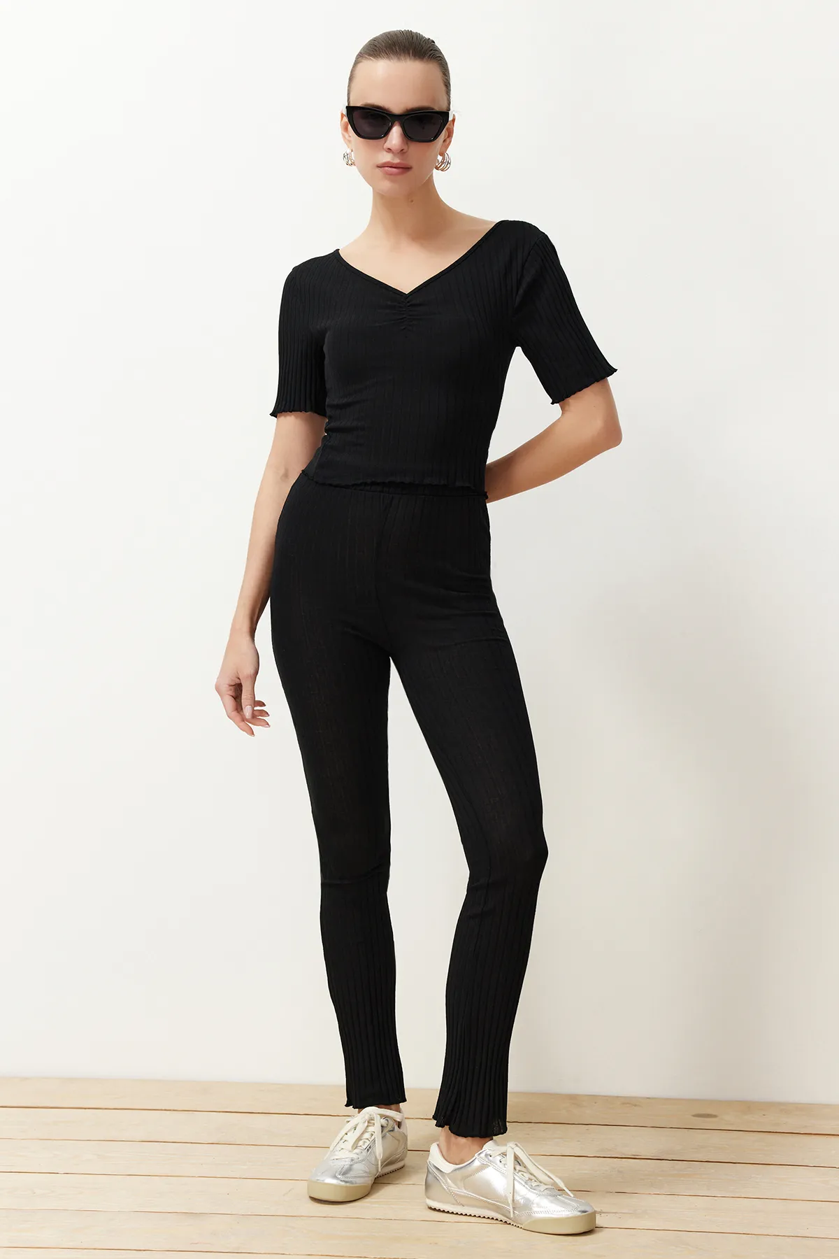 Trendyol Collection  Schwarzes Set aus gerippter, dehnbarer Strickbluse mit V-Ausschnitt und Hose sowie Oberteil und Unterteil TWOSS24AU00100