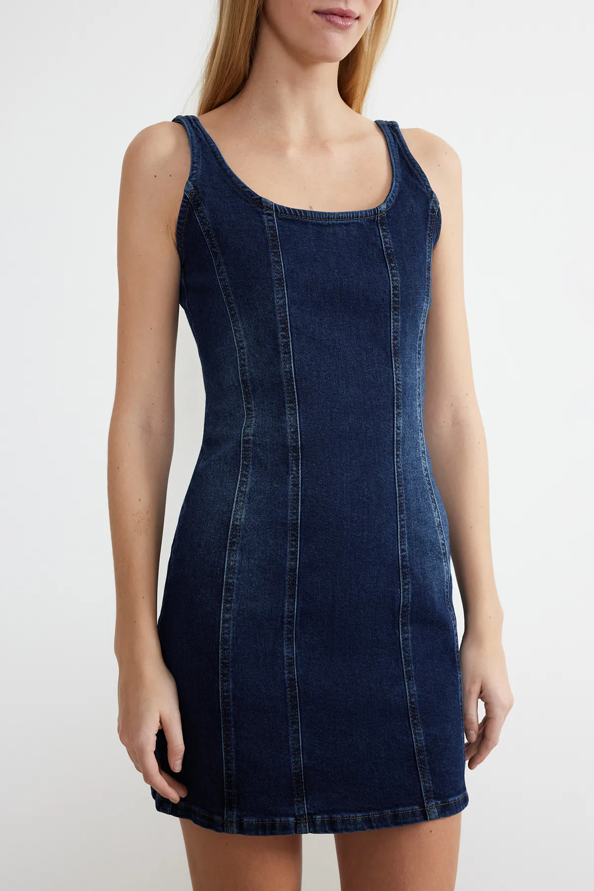 Trendyol Collection  Blaues, eng anliegendes Mini-Jeanskleid mit Nähten TWOSS24EL00284