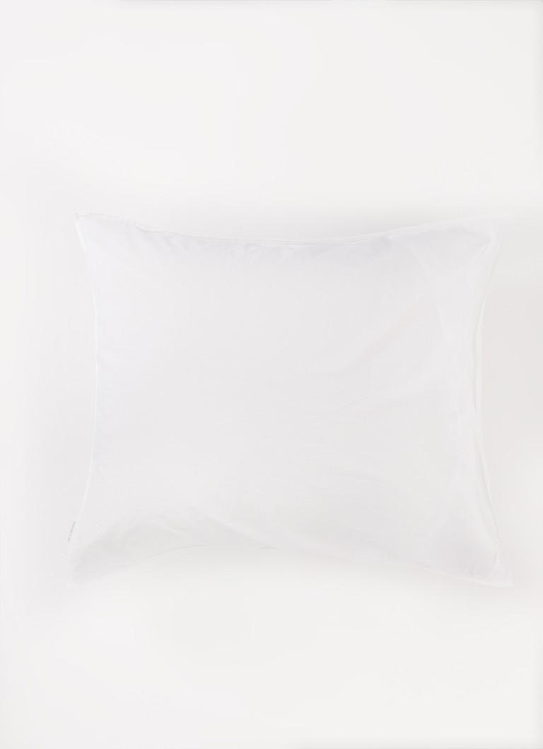 Față de pernă Tove de Marc O'Polo, confecționată din percale de bumbac organic cu o densitate de 300 de fire pe inch pătrat.