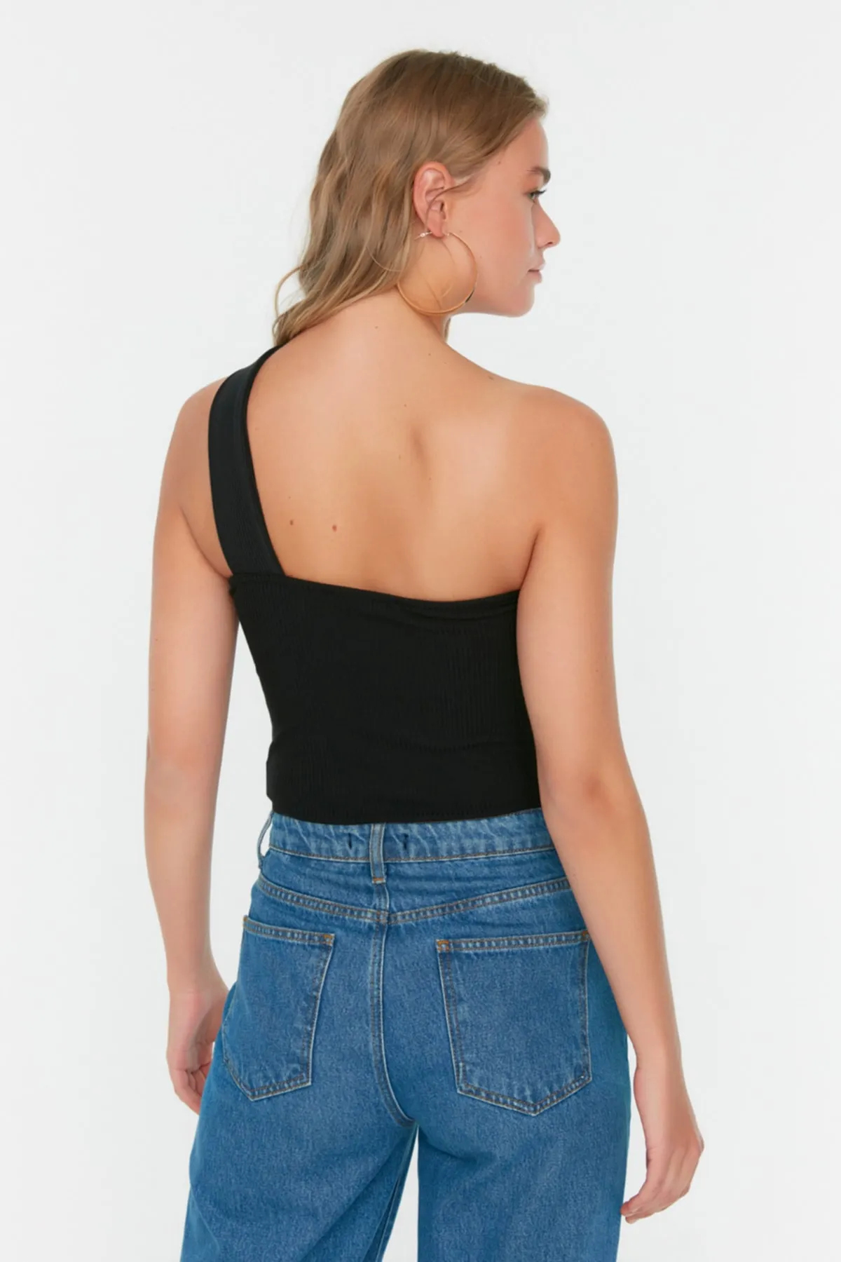 Trendyol Collection  Schwarzer gerippter, dehnbarer Strickbody mit Druckknöpfen und asymmetrischem Kragen TWOSS22BD00011