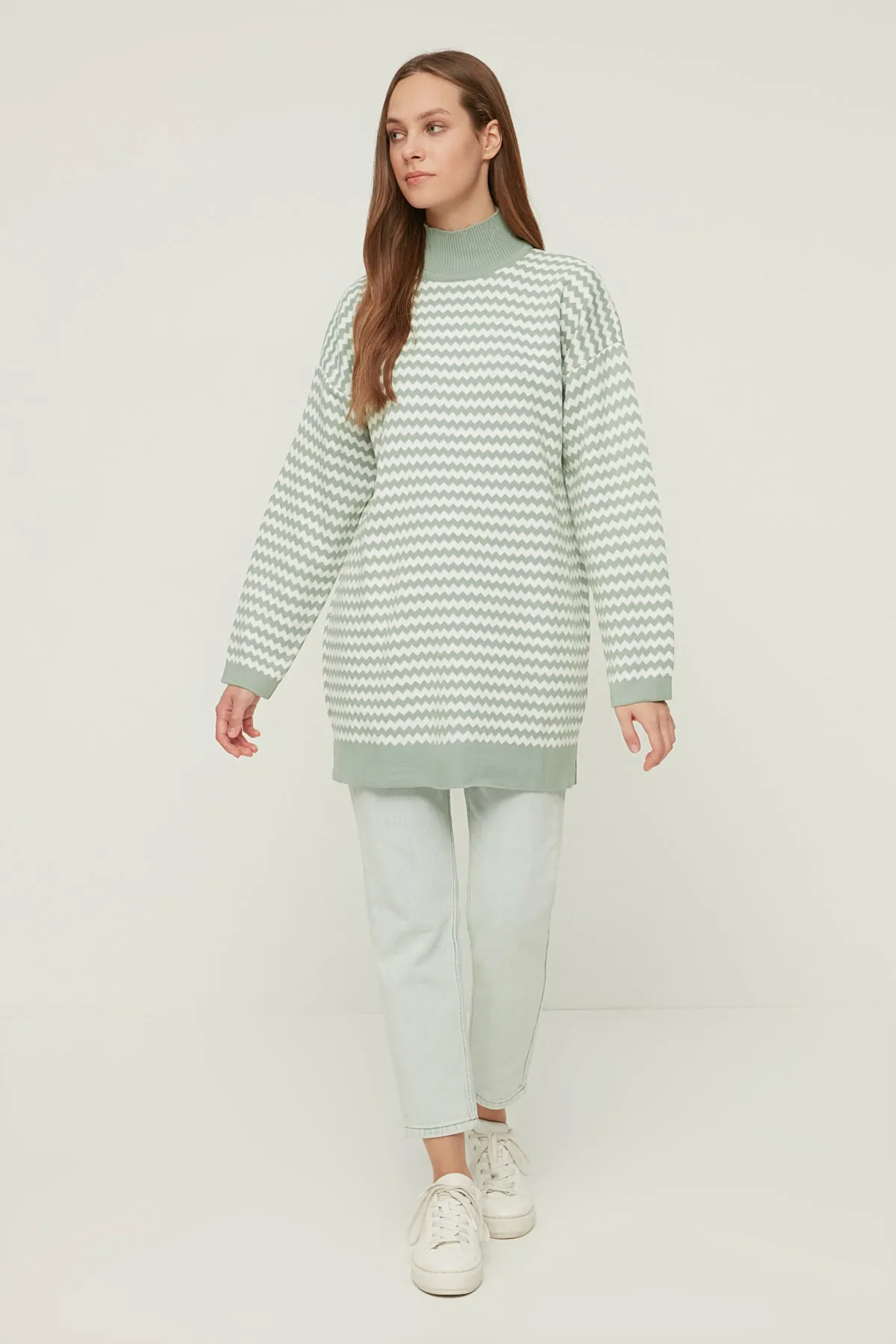 Trendyol Modest  Mintfarbener gestreifter Strickpullover mit halbem Rollkragen TCTAW22AK0185