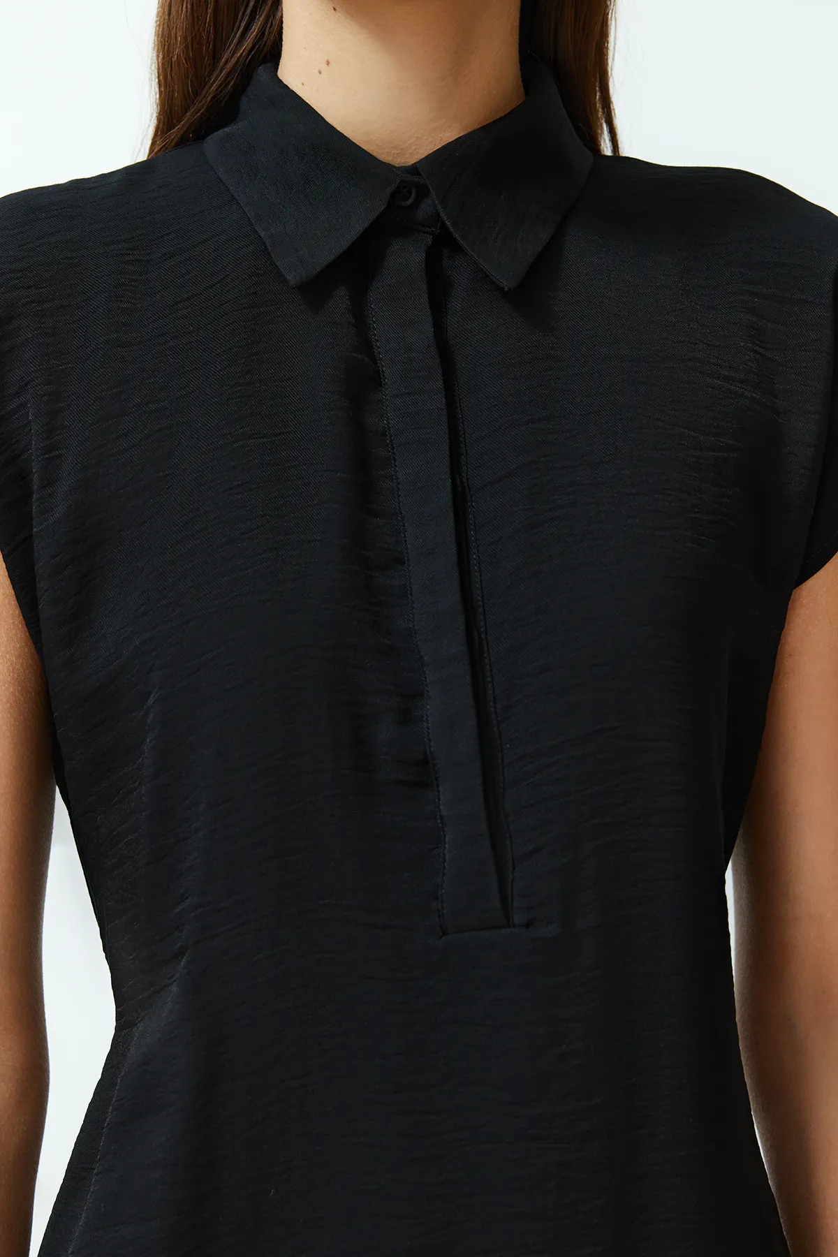 Trendyol Collection  Schwarzes, gewebtes Aerobin-Maxikleid mit A-Linien-Hemdkragen TWOSS24EL00621
