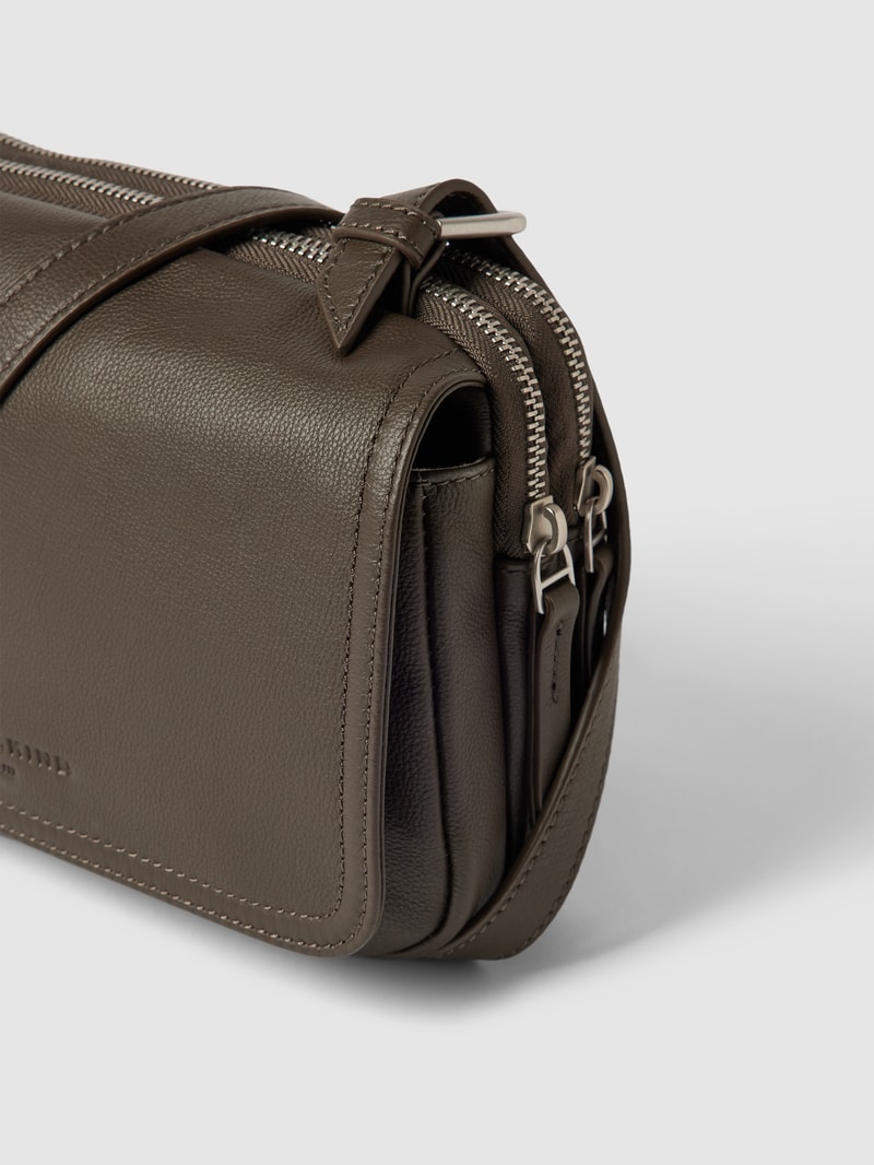 Crossbody Bag mit Label-Detail in schilf