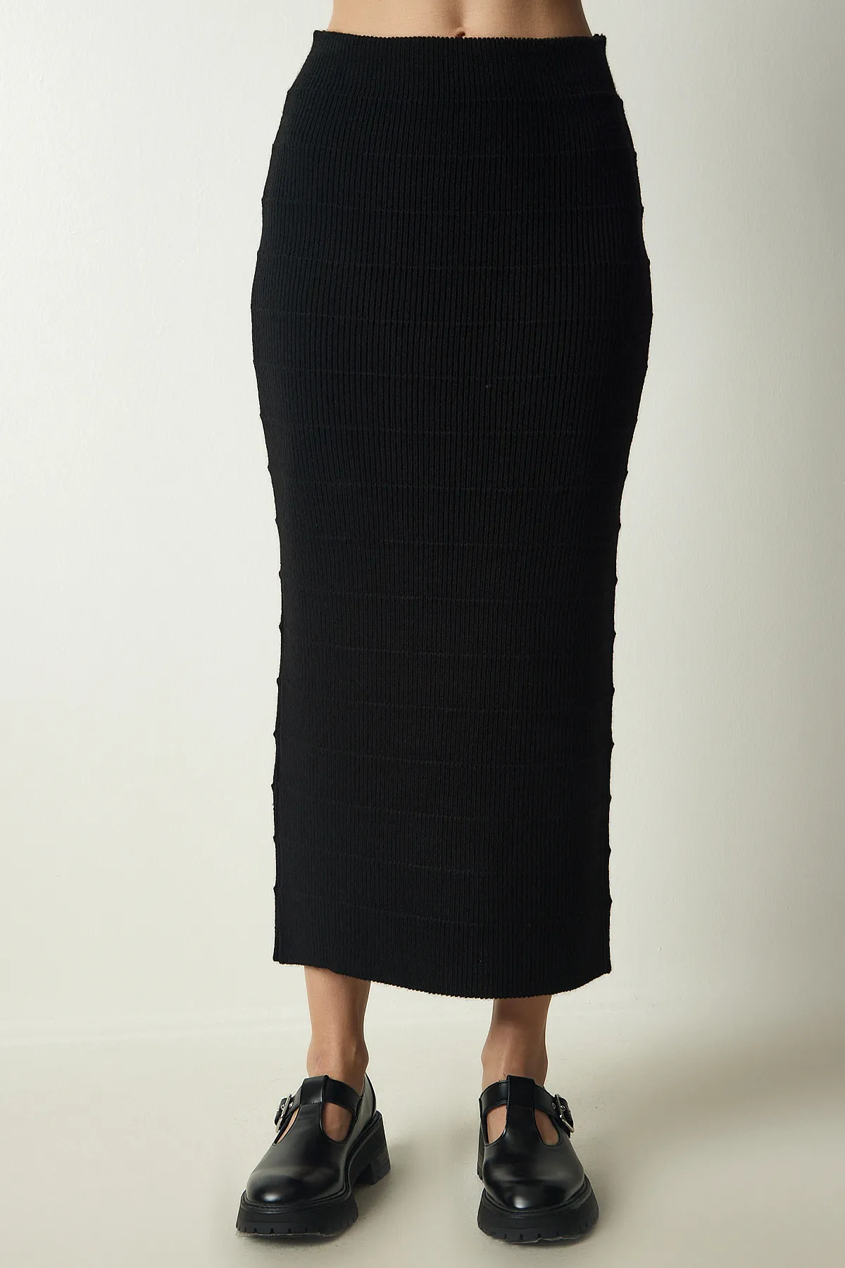 Happiness İstanbul  Schwarzes, geripptes Crop-Strickpullover-Rock-Set für Damen YY00190