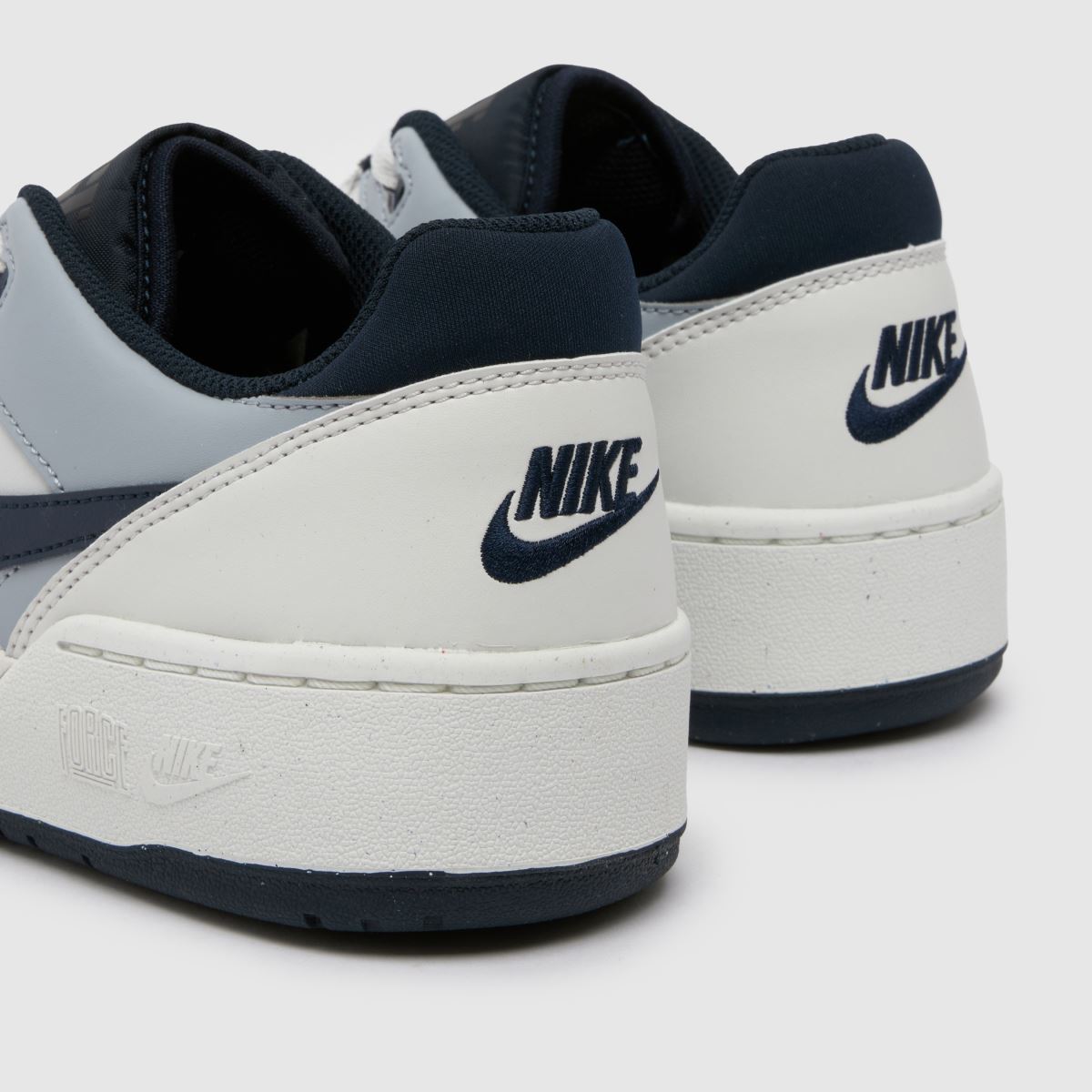 Nike – Full Force – Marinblå och vita sneakers