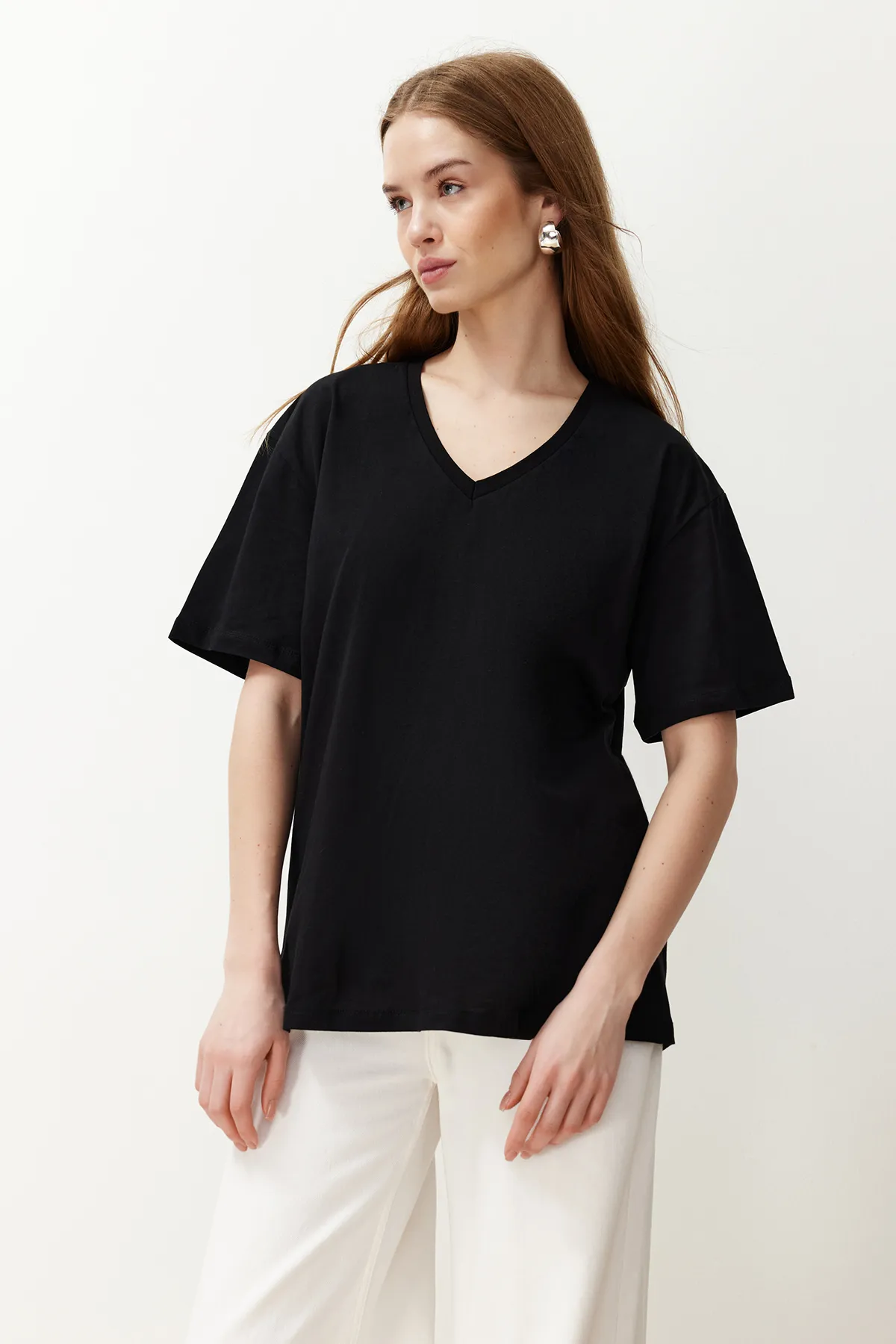 Trendyol Collection  Schwarzes Boyfriend-Strick-T-Shirt mit V-Ausschnitt aus 100 % Baumwolle TWOSS23TS00003