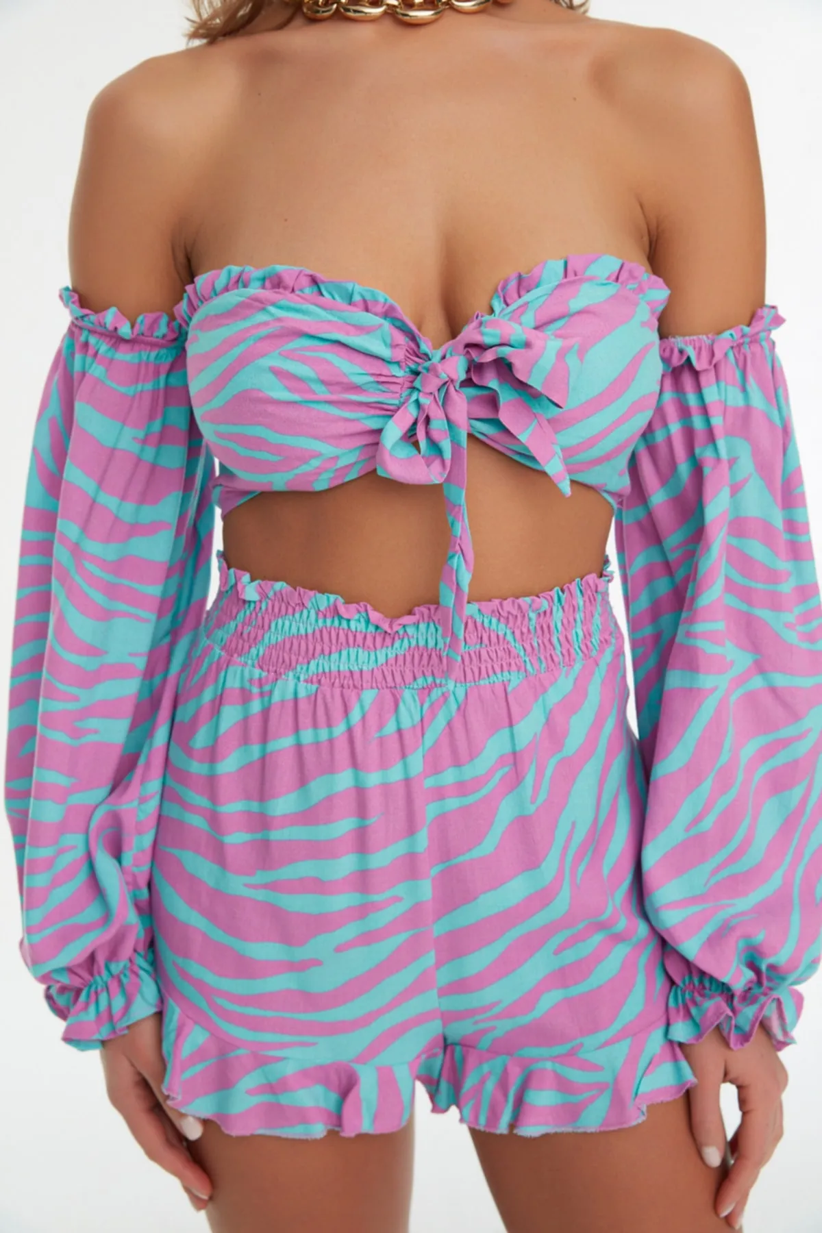 Trendyol Collection  Set aus gewebter Bluse und Shorts mit Tiermuster und Bindeband TBESS22AU0016