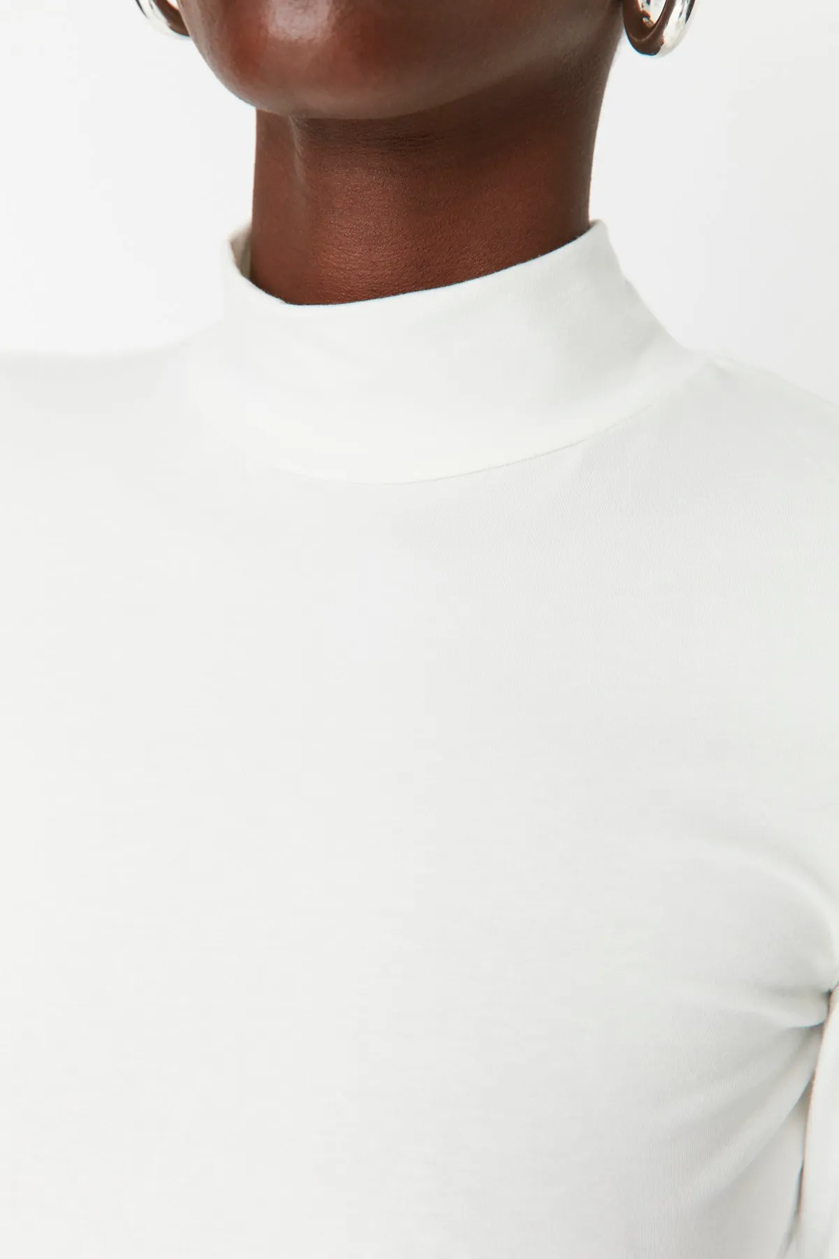 Trendyol Collection  Ecrufarbener Strick-Body mit Stehkragen und Druckknöpfen TWOAW21BD0008