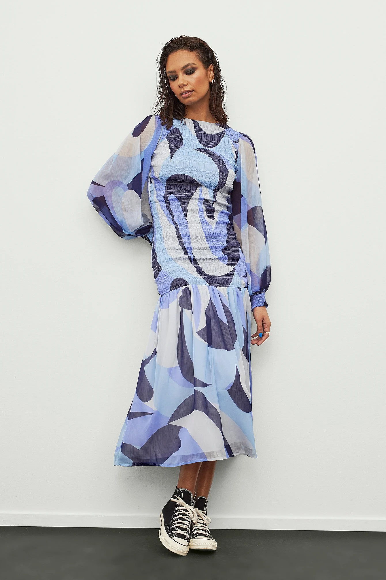 Recyceltes Smock-Maxikleid mit Puffärmeln