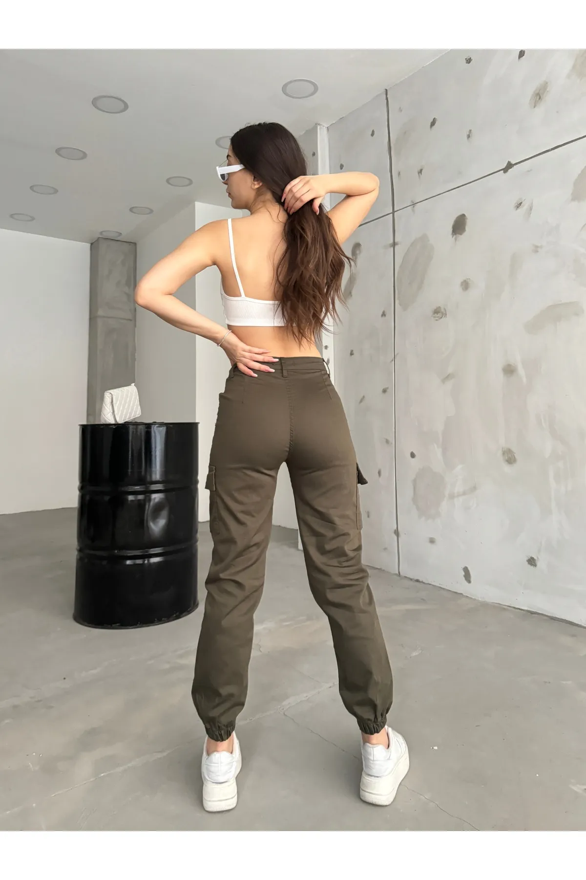 BİKELİFE  Khakifarbene Hose aus Gabardine-Stoff mit Cargotaschen