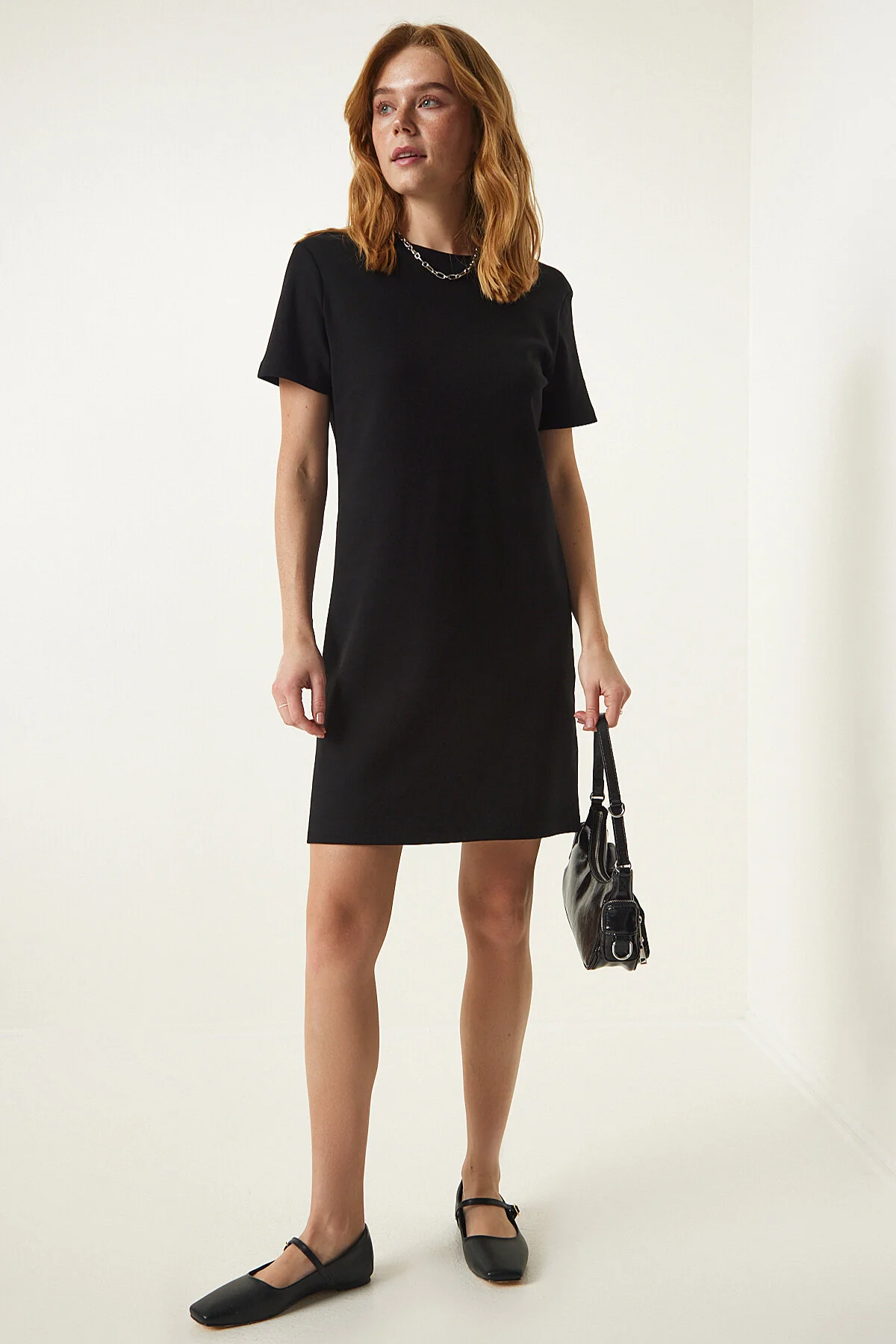 Happiness İstanbul  Schwarzes Damenkleid mit Rundhalsausschnitt und lässiger gekämmter Baumwolle OW00026