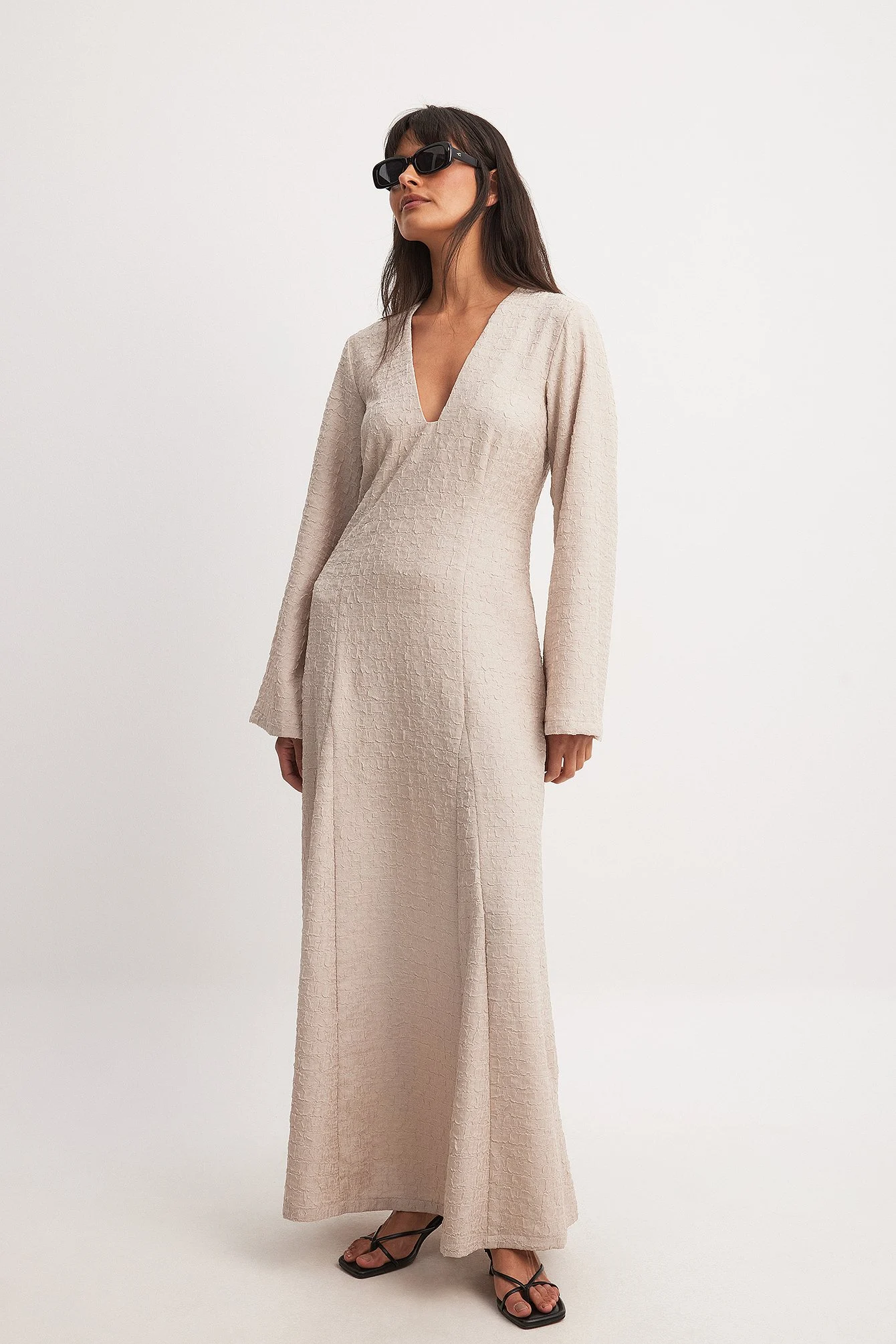 Strukturiertes langärmeliges Maxikleid mit tiefem Ausschnitt