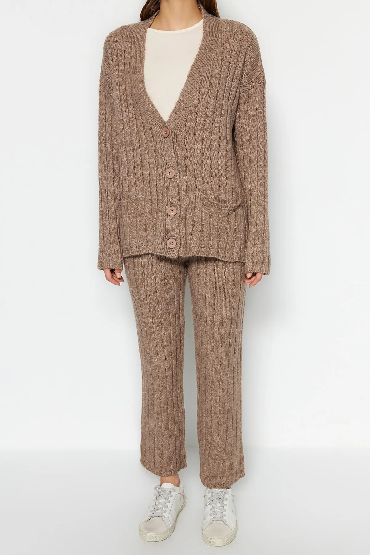 Trendyol Collection  Nerzfarbenes, weit geschnittenes Set aus Oberteil und Unterteil aus weicher Strickware TWOAW22AU0128