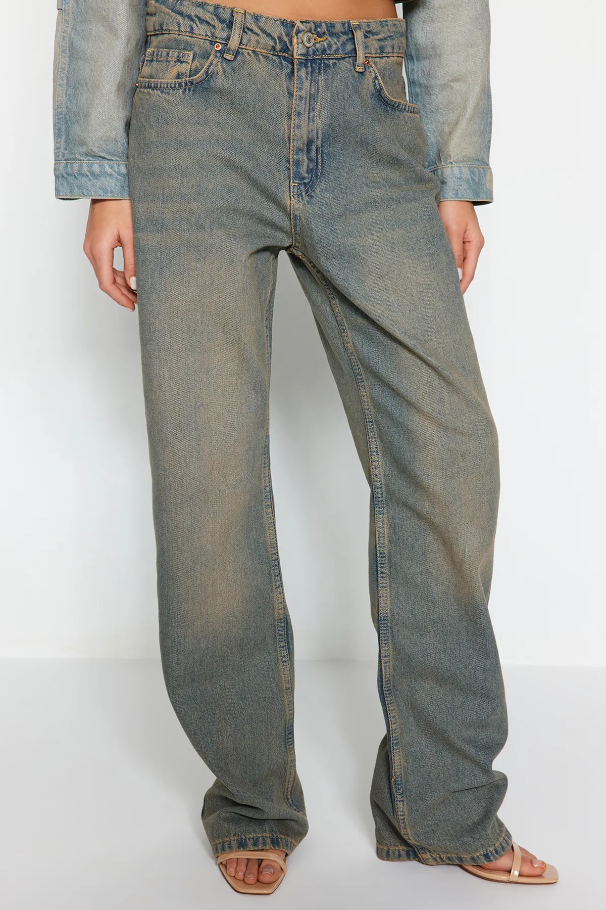 Trendyol Collection  Jeans mit niedriger Taille und weitem Bein in blassblauem Vintage-Effekt TWOSS24JE00021