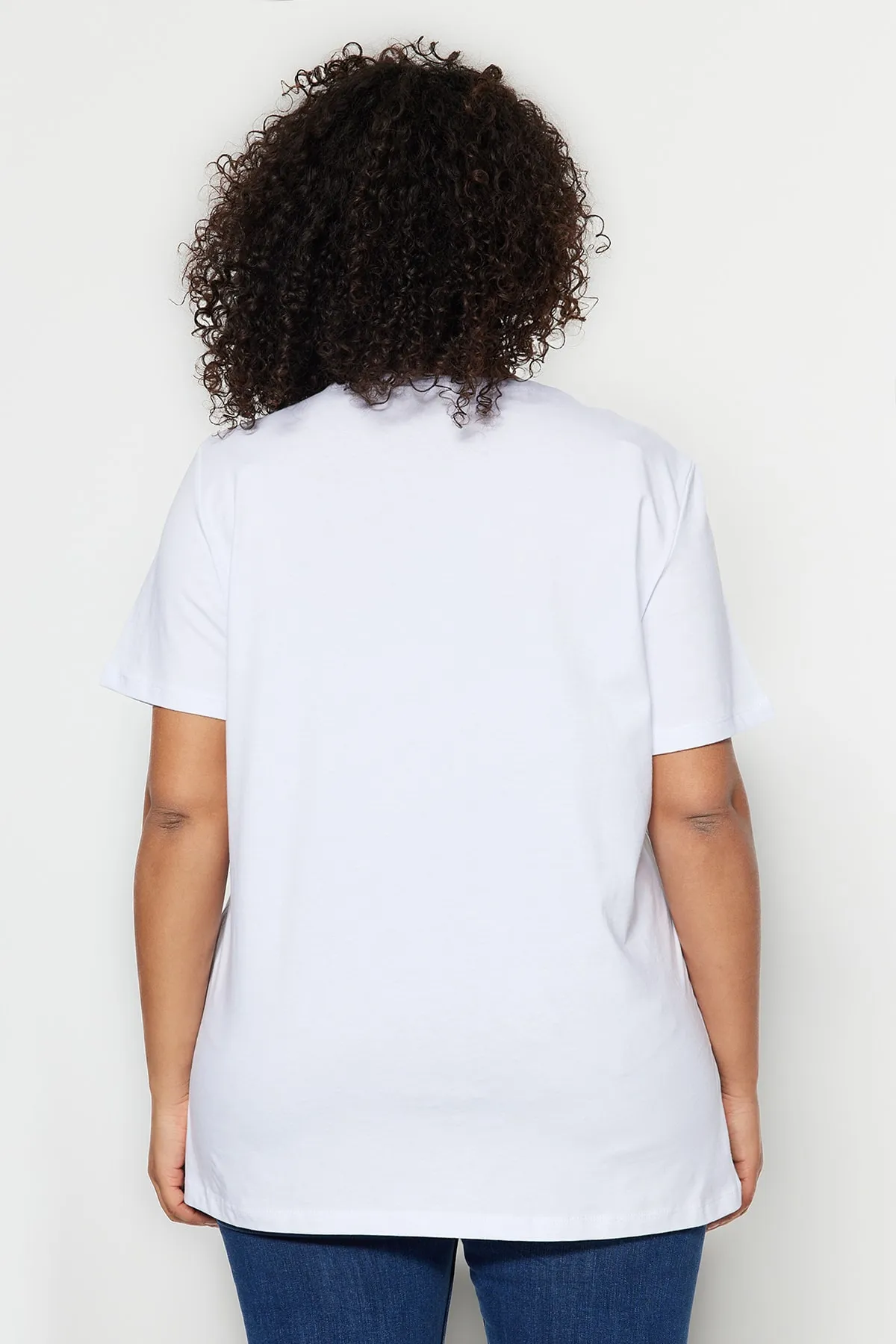 Trendyol Curve  Weißes Boyfriend-Strick-T-Shirt mit Rundhalsausschnitt und Schlitz TBBSS22BF0031