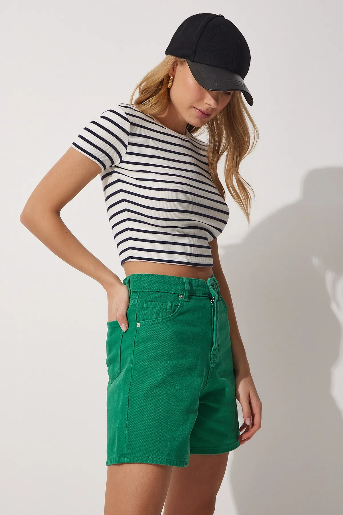 Happiness İstanbul  Grüne Bermuda-Jeansshorts für Damen RH00016