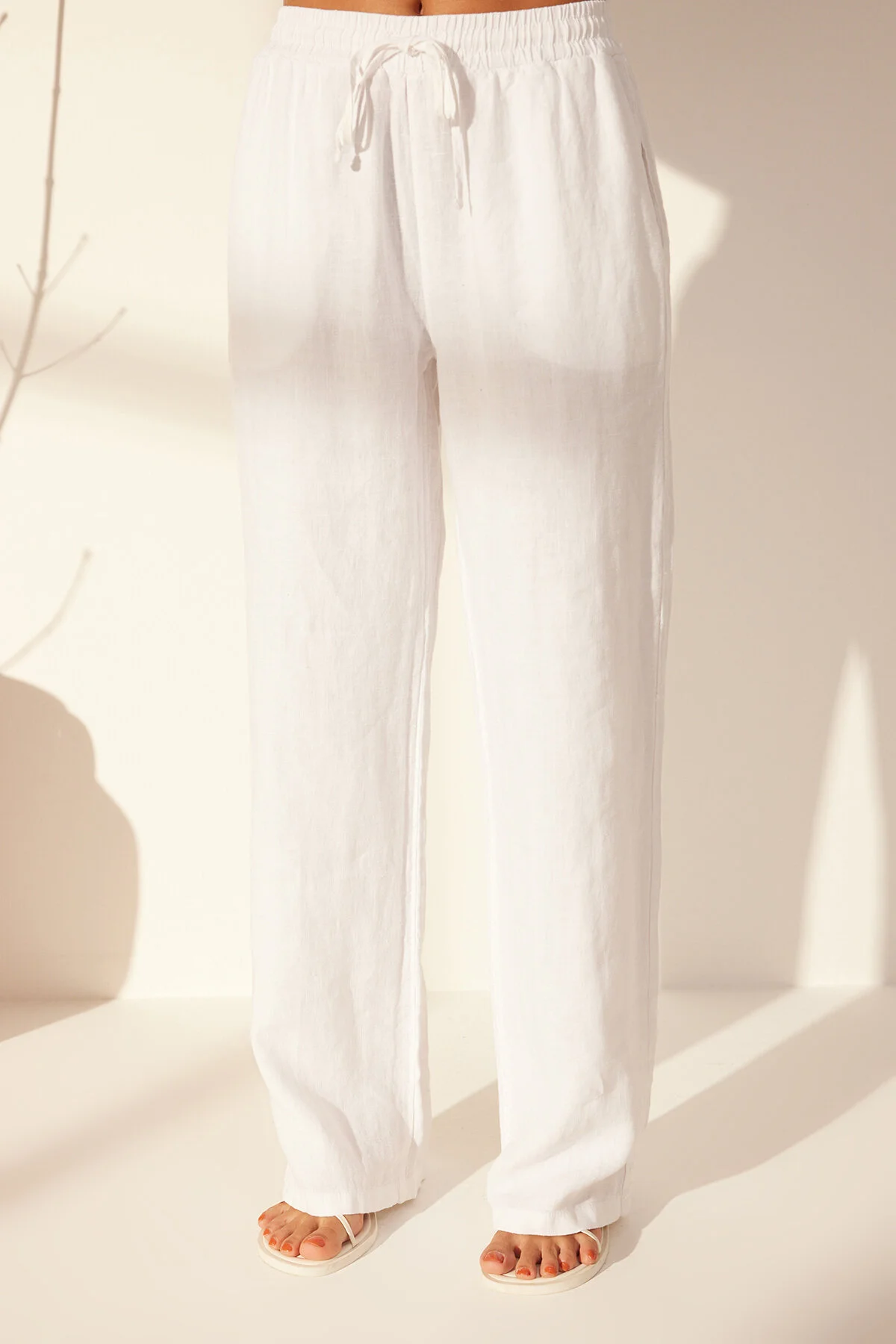 Trendyol Collection  Weiße Hose mit weitem Bein und hoher Taille aus 100 % Leinen mit elastischem Bund TWOSS24JE00249