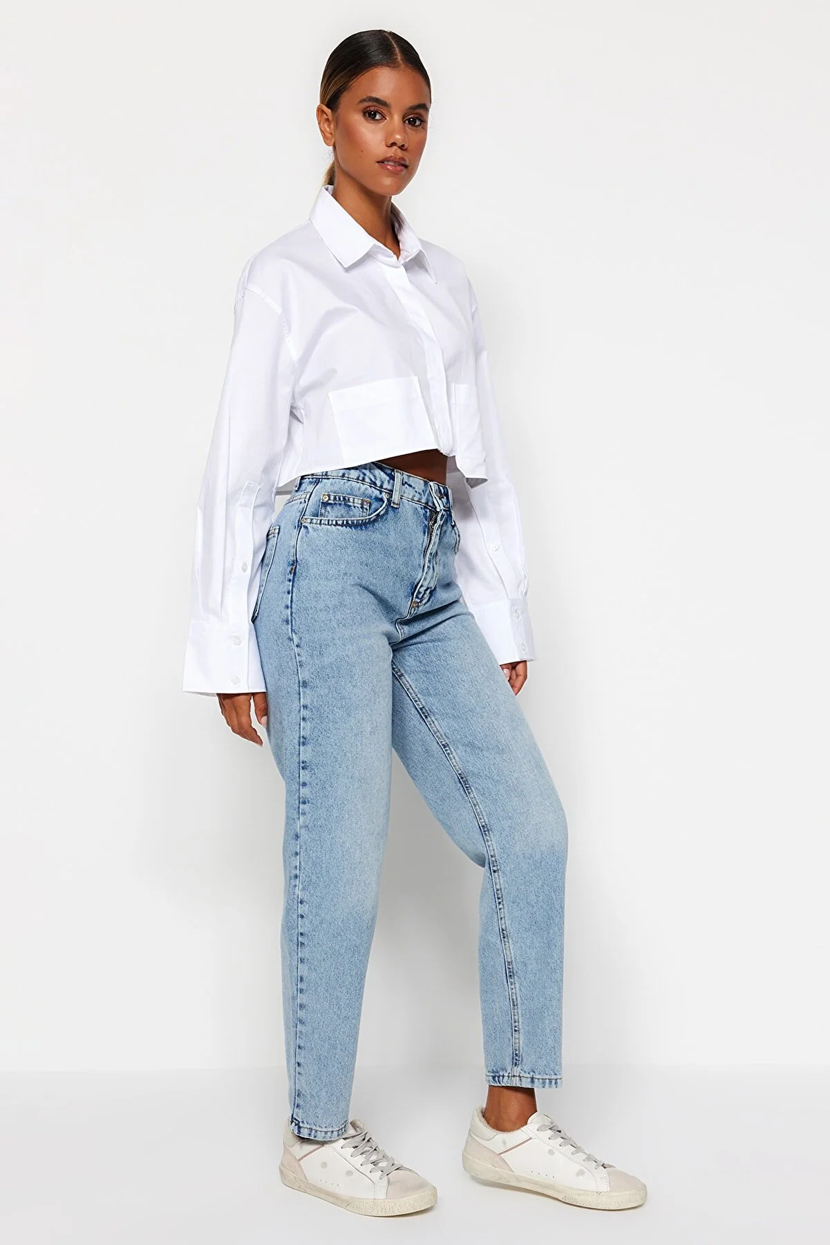 Trendyol Collection  Hellblaue Mom-Jeans mit hoher Taille TWOAW24JE00076