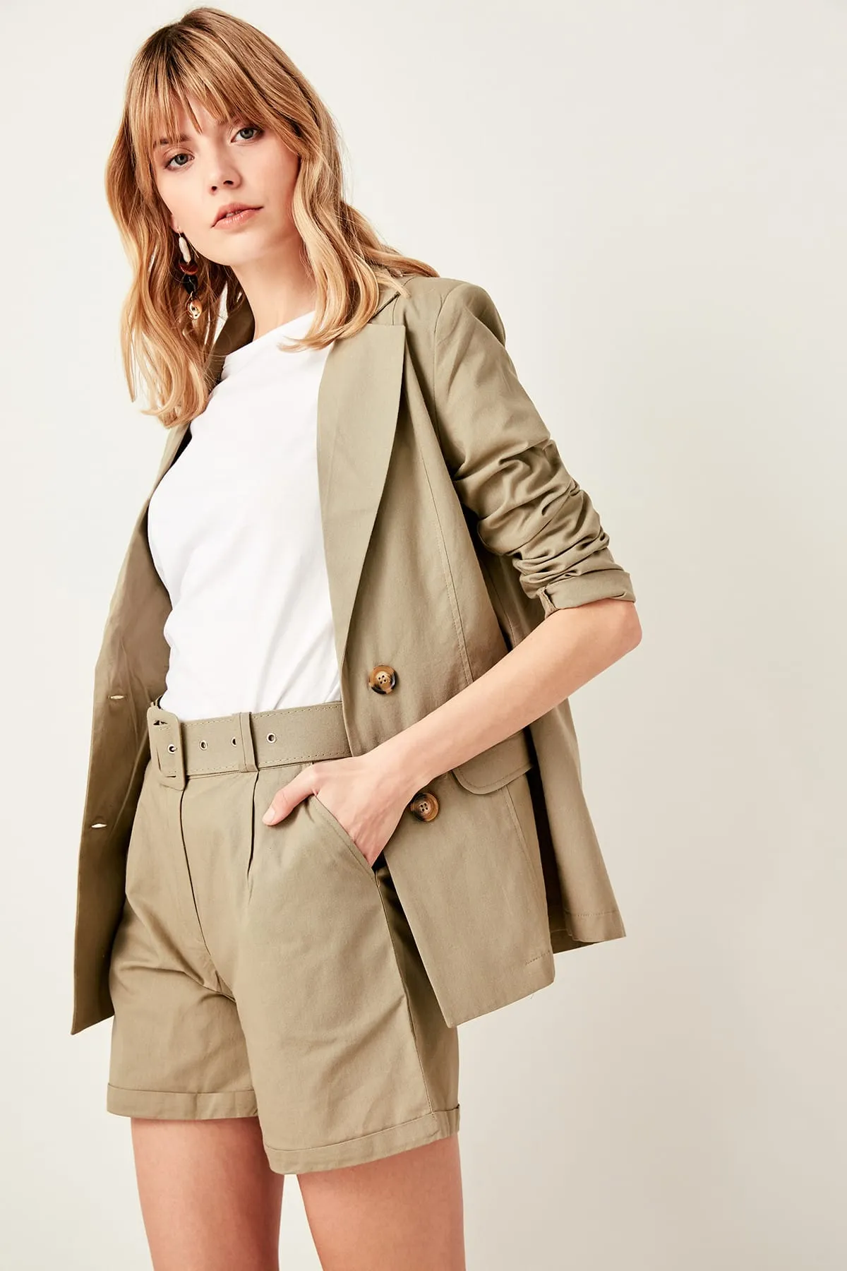 Trendyol Collection  Khakifarbene gewebte Shorts mit Gürteldetail TWOSS19IE0062