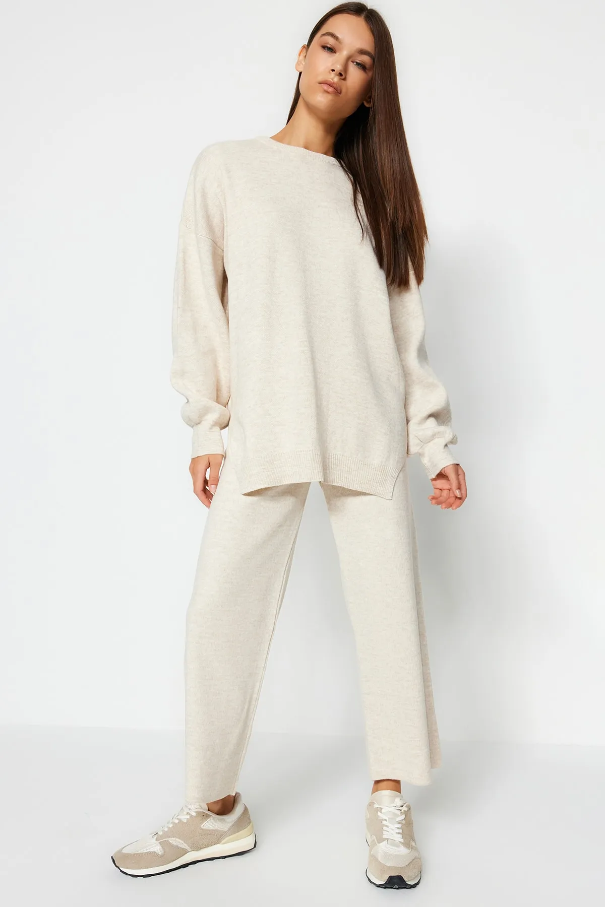 Trendyol Collection  Beiges, weit geschnittenes Strickoberteil und -unterteil mit Ballonärmeln TWOAW24AU00067