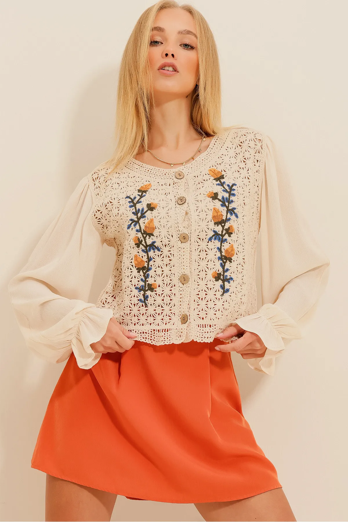 Trend Alaçatı Stili  Damen-Cardigan mit cremefarbenen Ärmeln und bestickten Knöpfen ALC-X11231