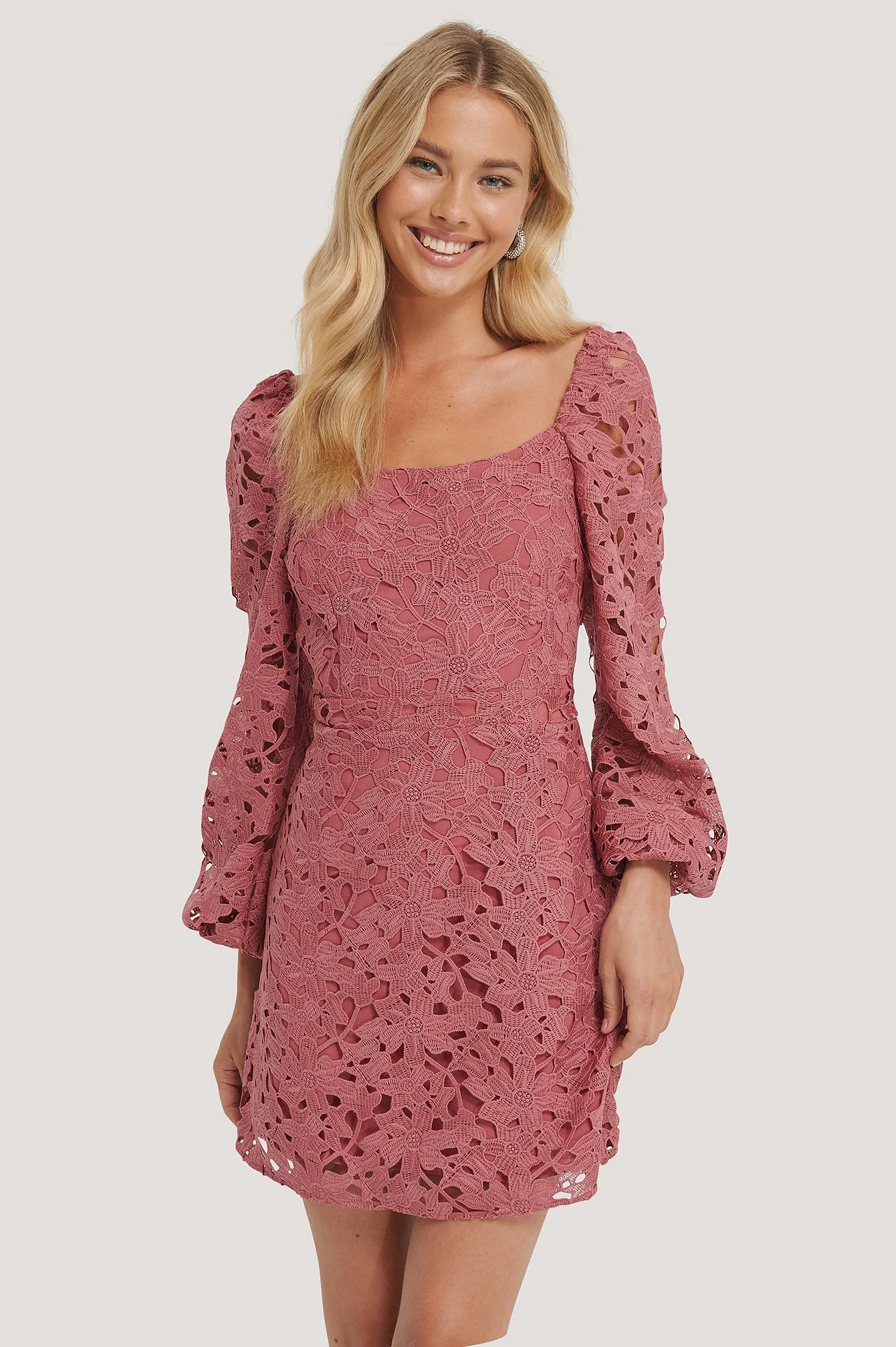 Geblümtes Häkelkleid