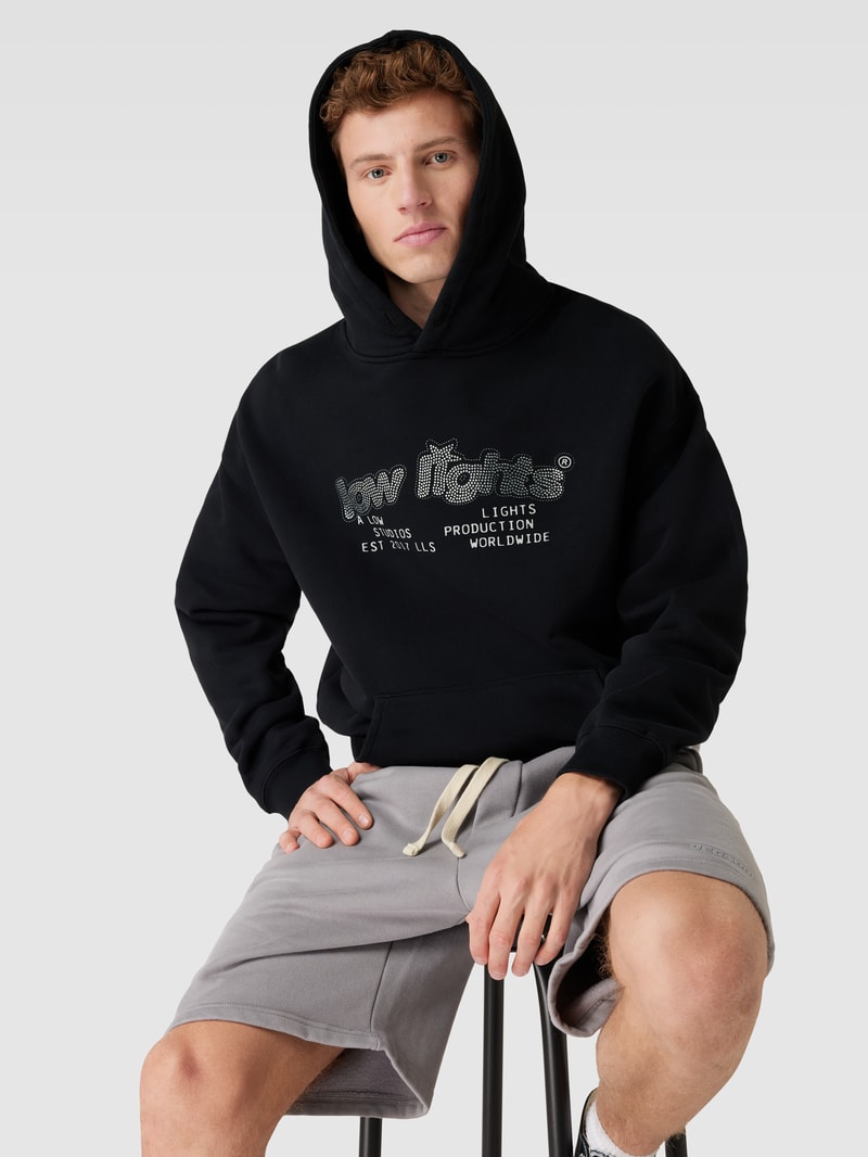 Hoodie mit Ziersteinbesatz in schwarz