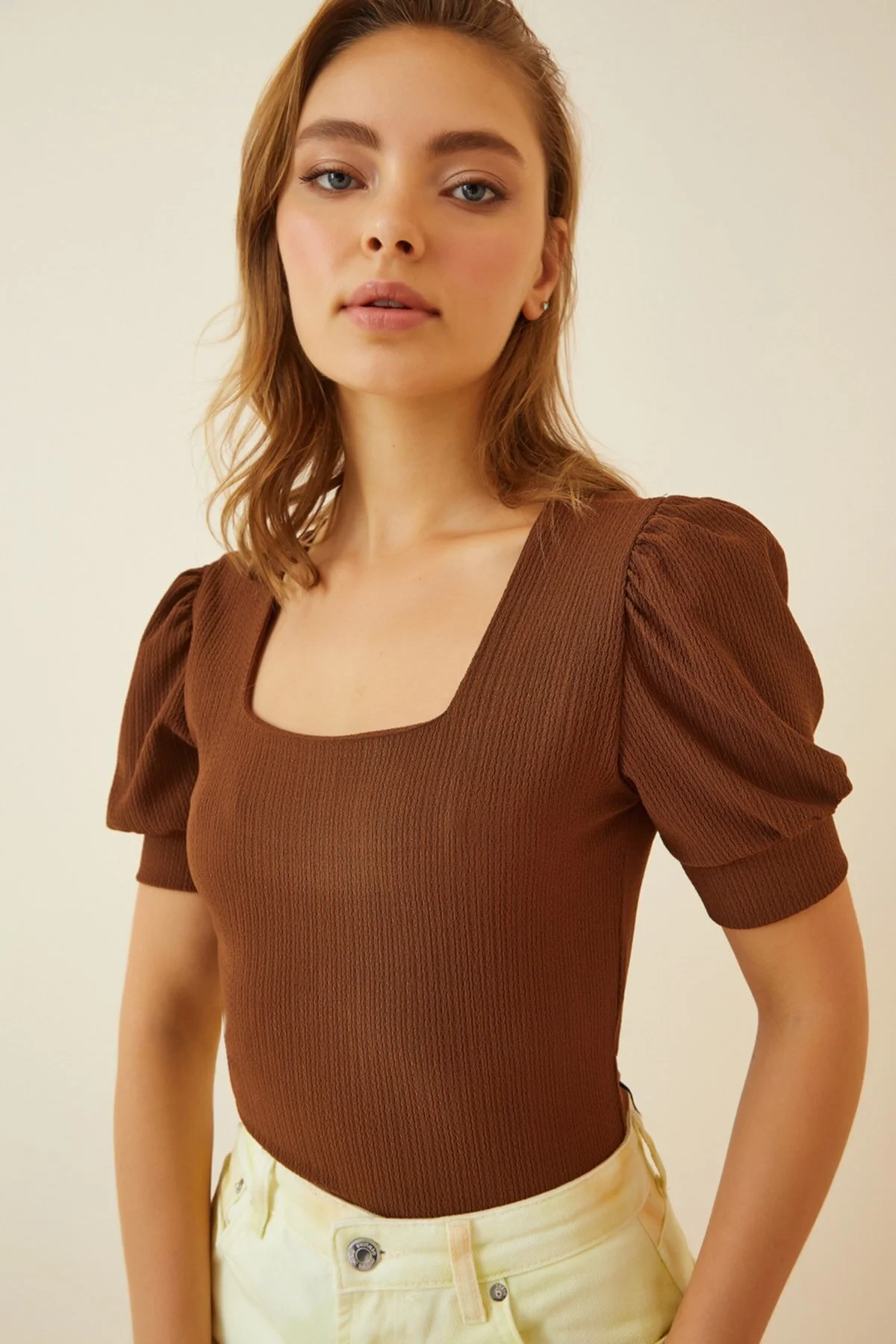 Happiness İstanbul  Braune Strickbluse mit quadratischem Kragen und Ballonärmeln für Damen DD01051