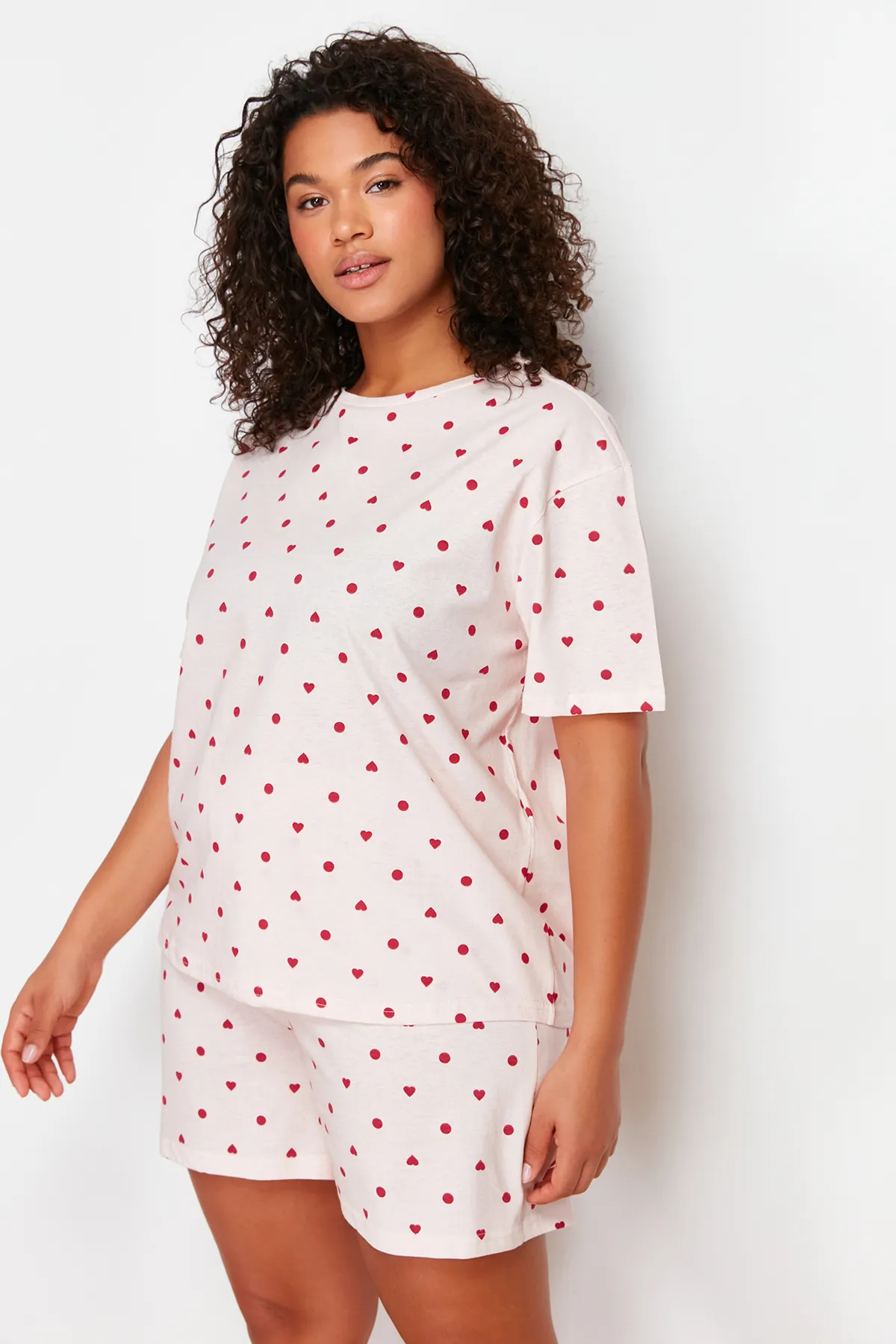 Trendyol Curve  Hellrosa Pyjama-Set aus Strick mit Herzmuster TBBSS24AI00025