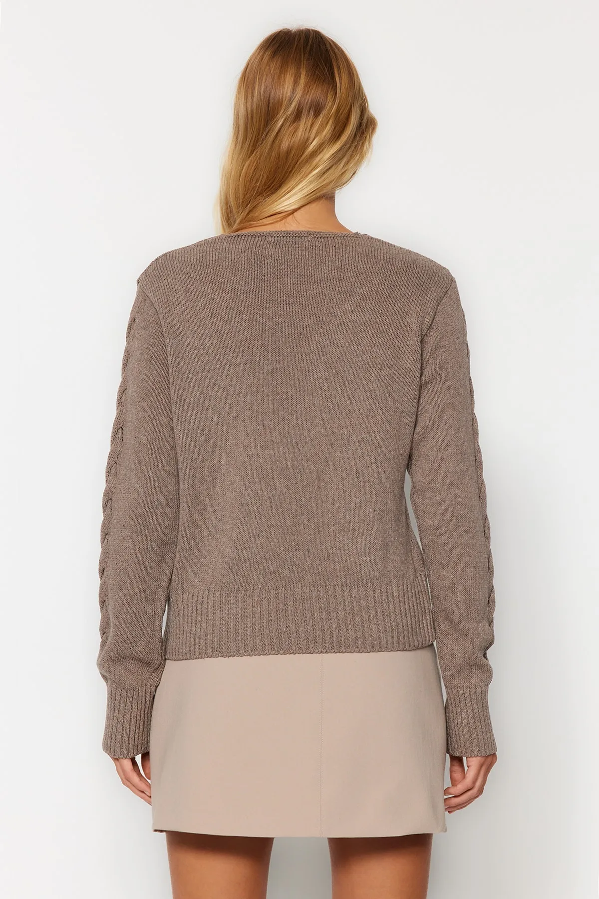 Trendyol Collection  Nerzfarbener Strickpullover mit durchbrochenem V-Ausschnitt TWOAW24KZ01217
