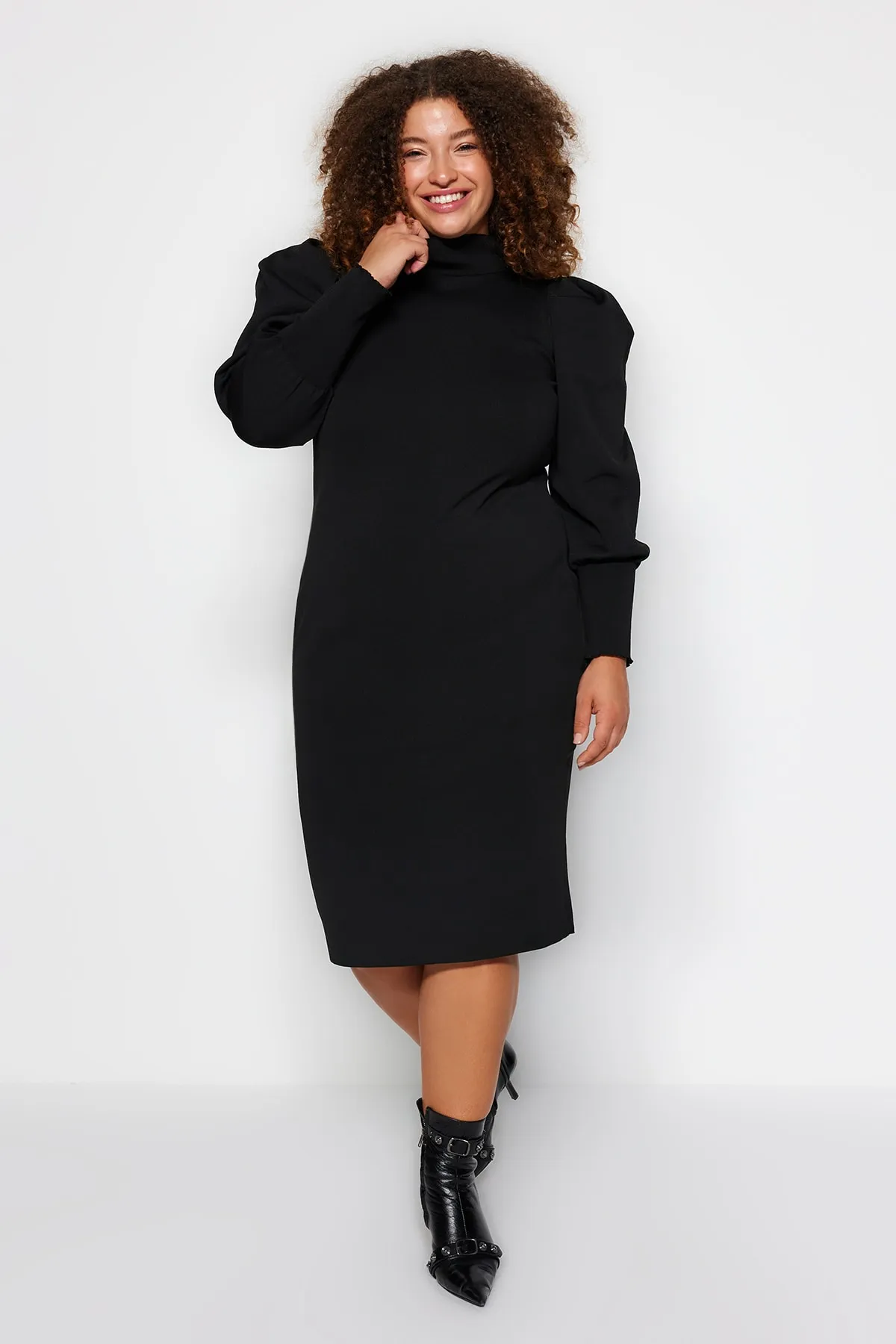 Trendyol Curve  Schwarzes Strickkleid mit Ärmeldetail TBBAW24AH00000