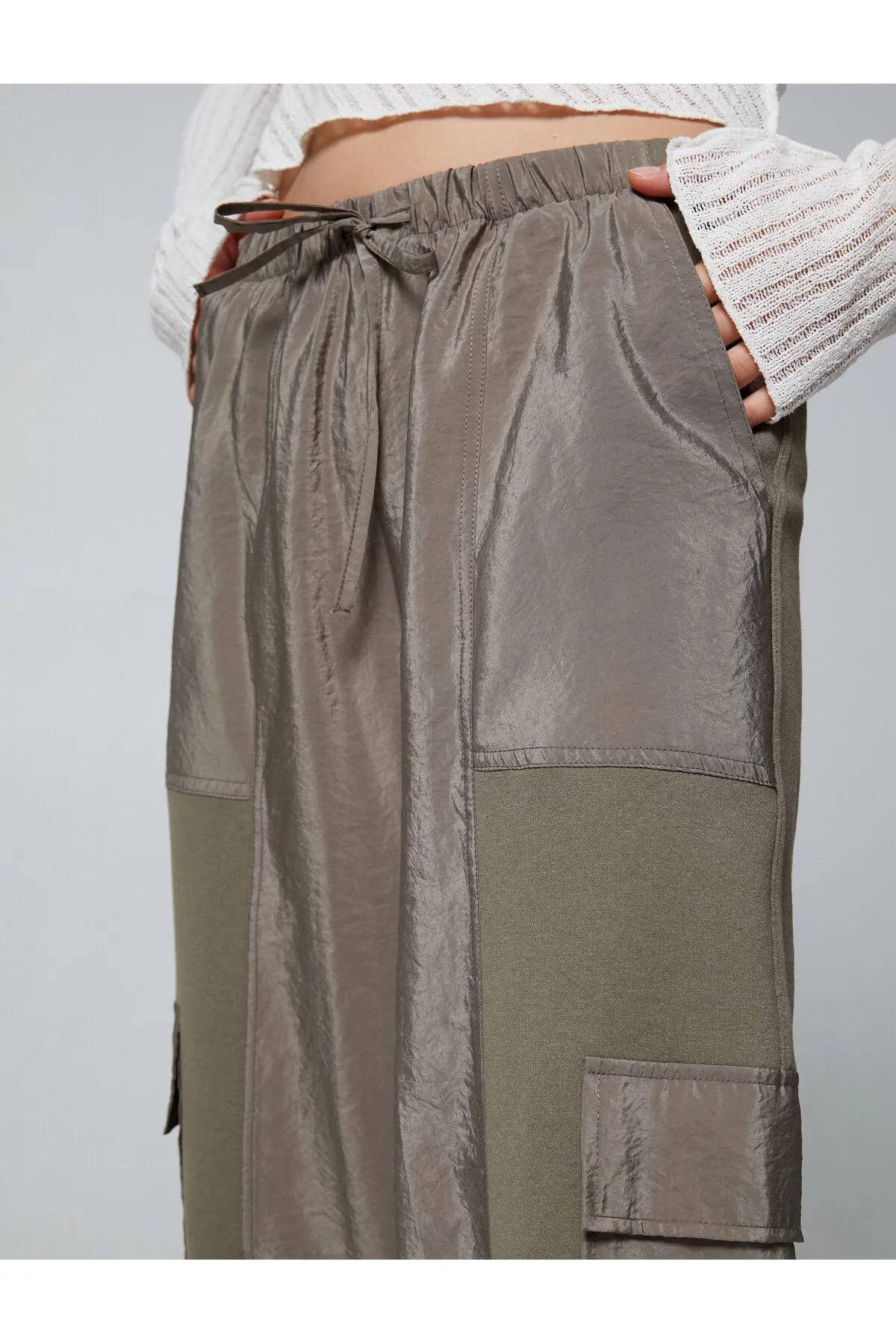 Koton  Jogger-Jogginghose mit Cargotasche, Taillenband und glänzenden Stoffdetails
