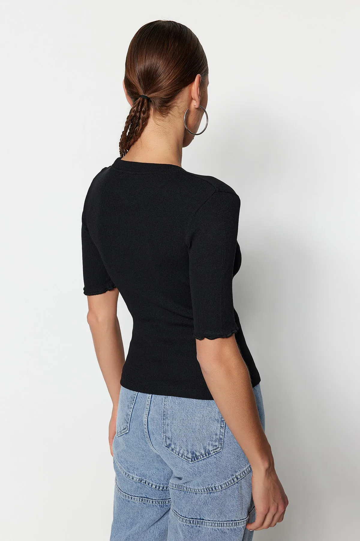 Trendyol Collection  Schwarze, taillierte Stretch-Strickbluse TWOSS23BZ00025