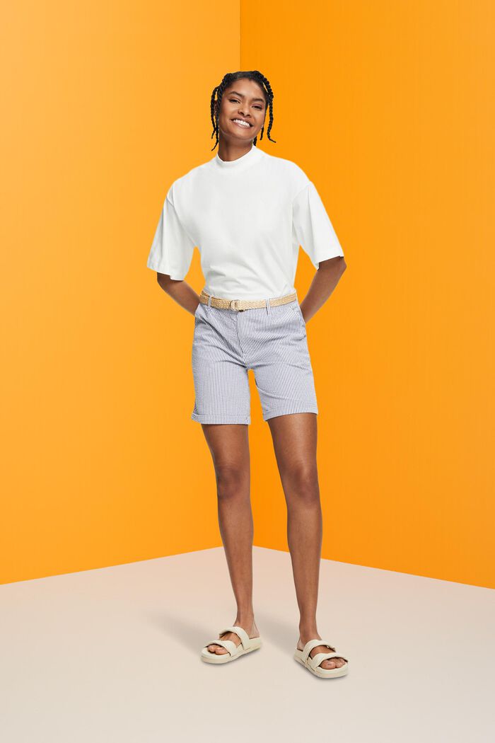 Gestreifte Shorts mit Raffia-Flechtgürtel