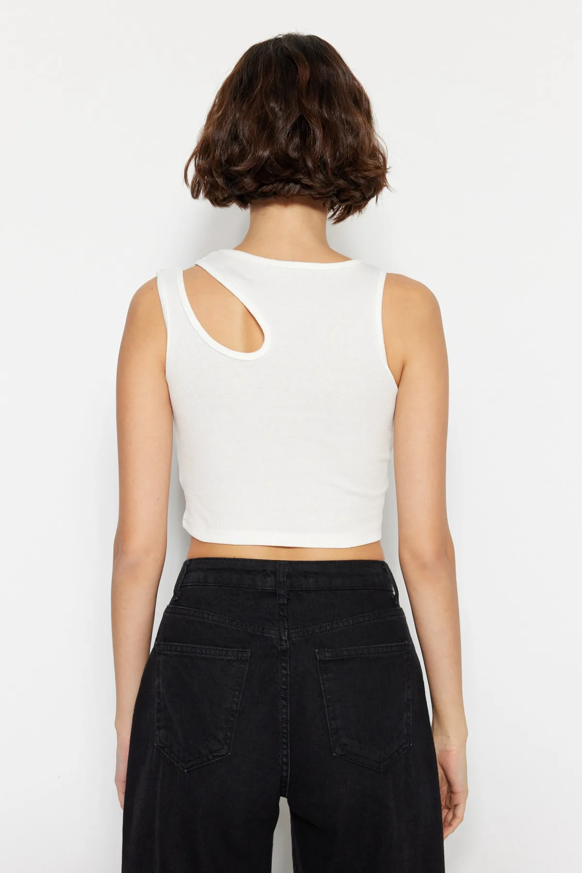 Trendyol Collection  Schwarz-weißes 2er-Pack tailliertes, kurzes, geripptes, flexibles Strick-Tanktop mit Cut-Outs TWOSS23AL00006